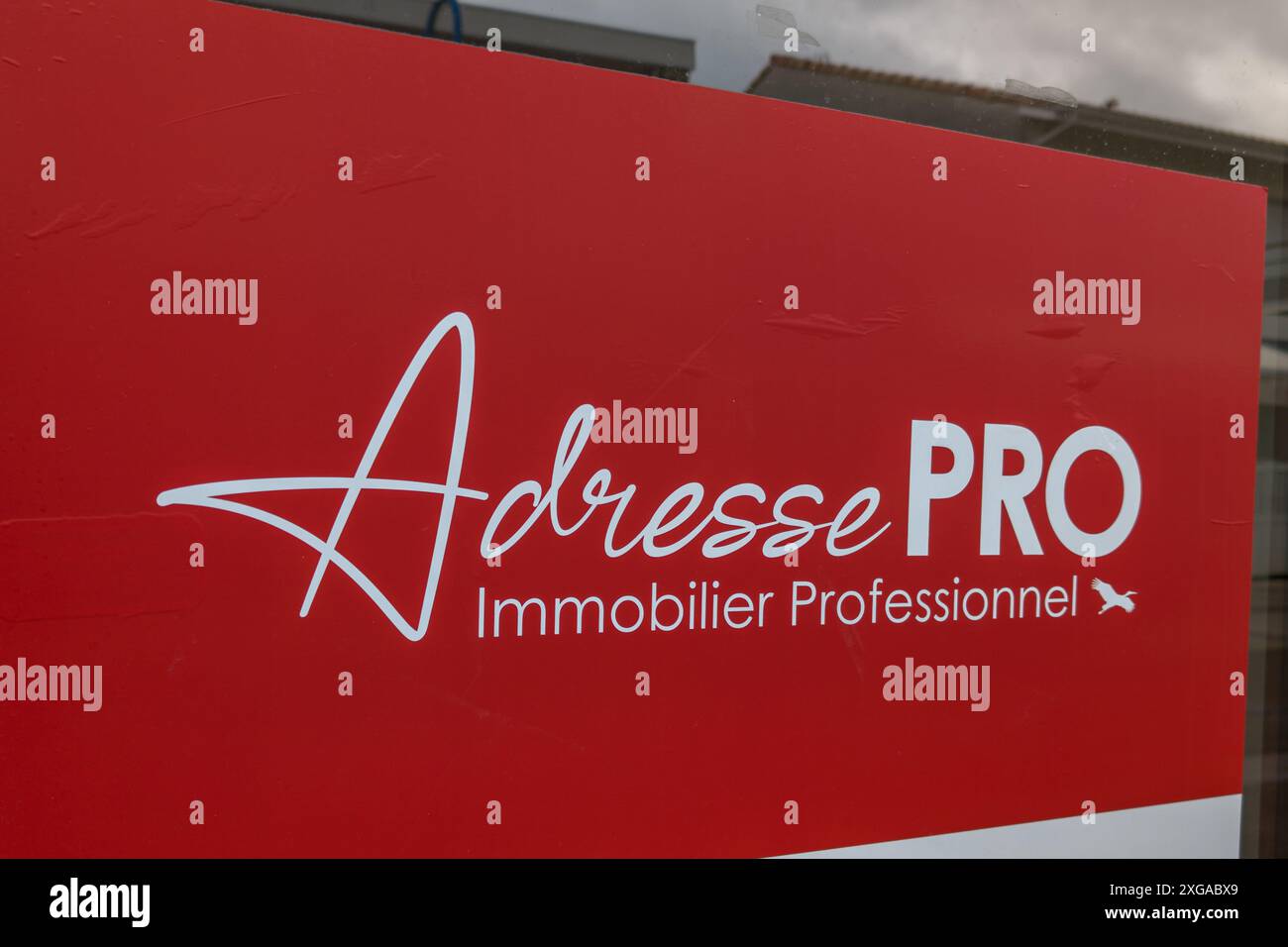 Bordeaux , Francia - 07 06 2024 : adresse pro sign text e logo del marchio ingresso immobiliare francese indirizzo professionale ufficio broker società shop fac Foto Stock