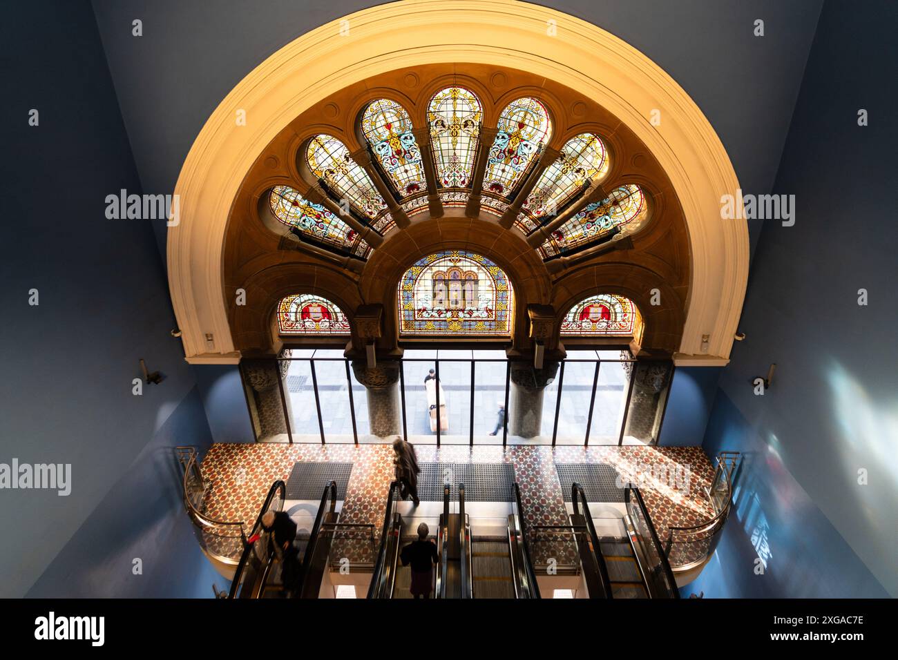 Sydney, Australia - 24 luglio 2023: Vista dall'interno della galleria di negozi del Queen Victoria Building riccamente decorata, risalente alla fine del XIX secolo Foto Stock