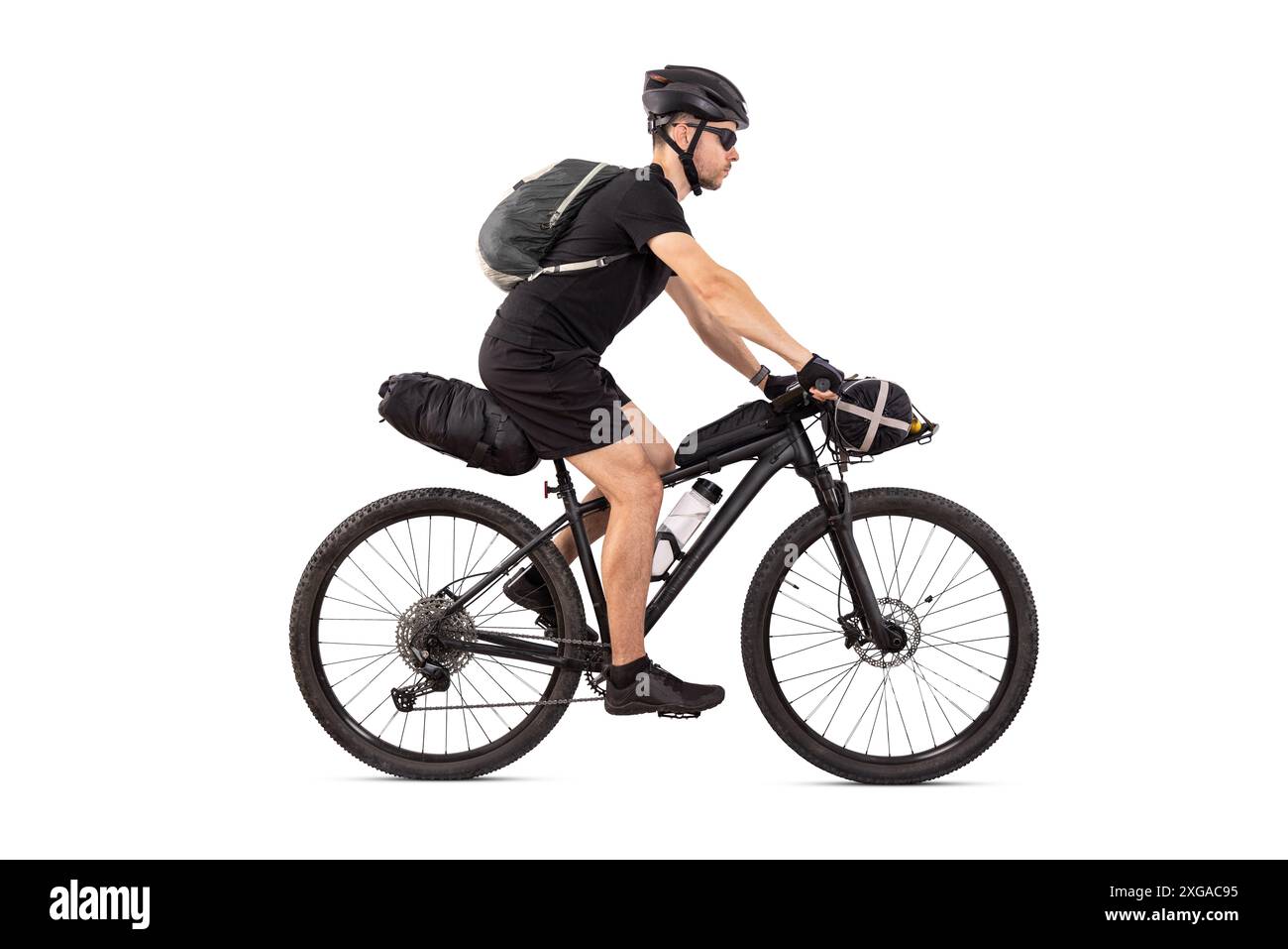 Ciclista su Touring Mountain Bike con borse isolate dallo sfondo Foto Stock
