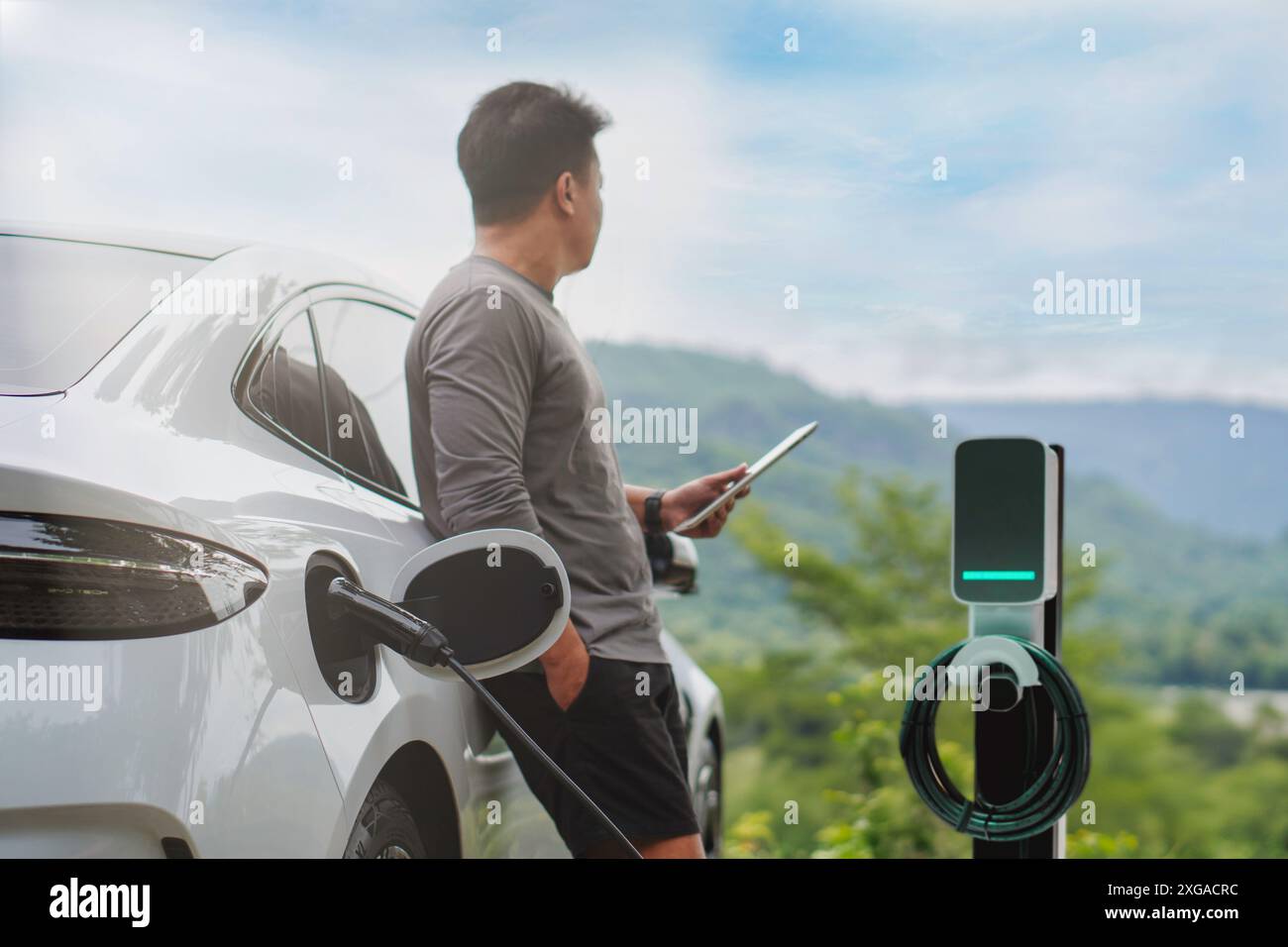 stazione di ricarica ev per auto elettriche in concetto di energia verde ed eco-elettrica prodotta da una fonte sostenibile per l'alimentazione alla stazione di ricarica in modo da Foto Stock