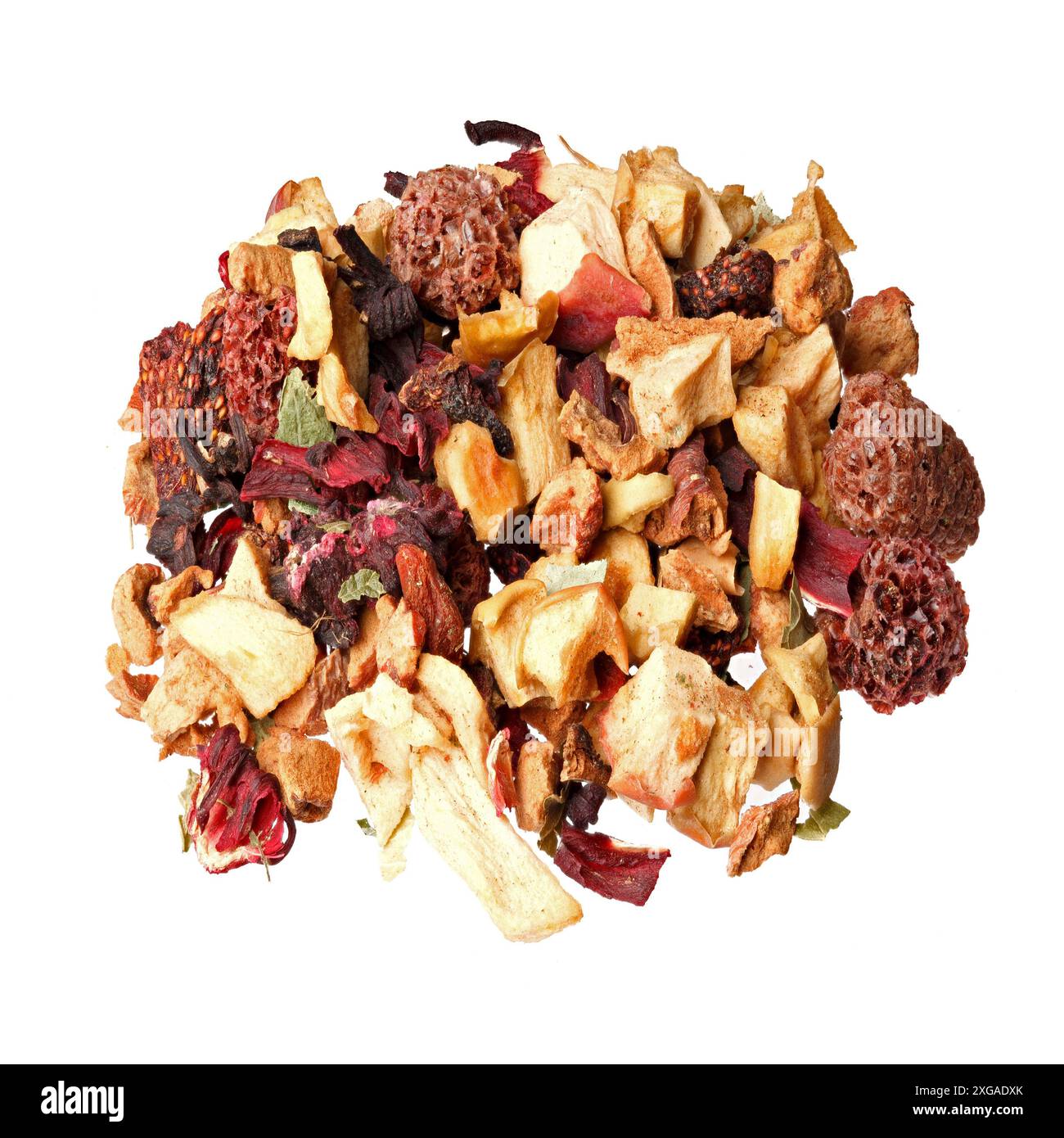 Tè verde aromatico con frutta secca e petali, isolato. Foto Stock