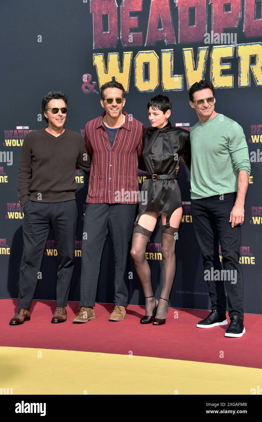 Shawn Levy, Ryan Reynolds, Emma Corrin e Hugh Jackman beim fan-Screening des Kinofilms Deadpool & Wolverine im UCI Luxe am Uber Platz. Berlino, 07.07.2024 *** Shawn Levy, Ryan Reynolds, Emma Corrin e Hugh Jackman alla proiezione del film Deadpool Wolverine presso UCI Luxe presso Uber Platz Berlino, 07 07 2024 foto:Xn.xKubelkax/xFuturexImagex deadpool_4730 Foto Stock