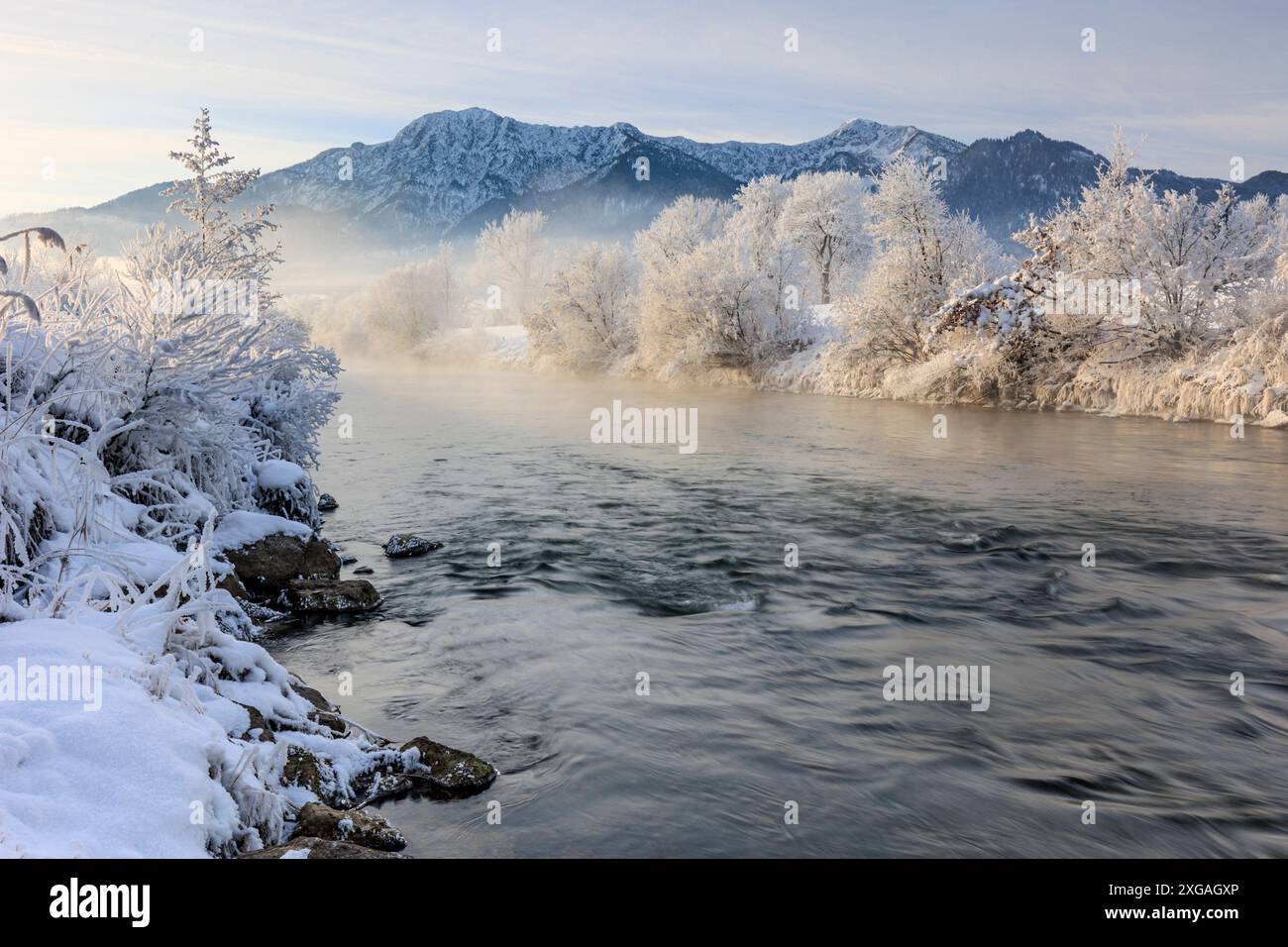 Fiume con ghiaccio e gelo di fronte alle montagne, luce del mattino, fiume Loisach, vista su Herzogstand e Heimgarten, Schlehdorf, Baviera, Germania, Europa Foto Stock