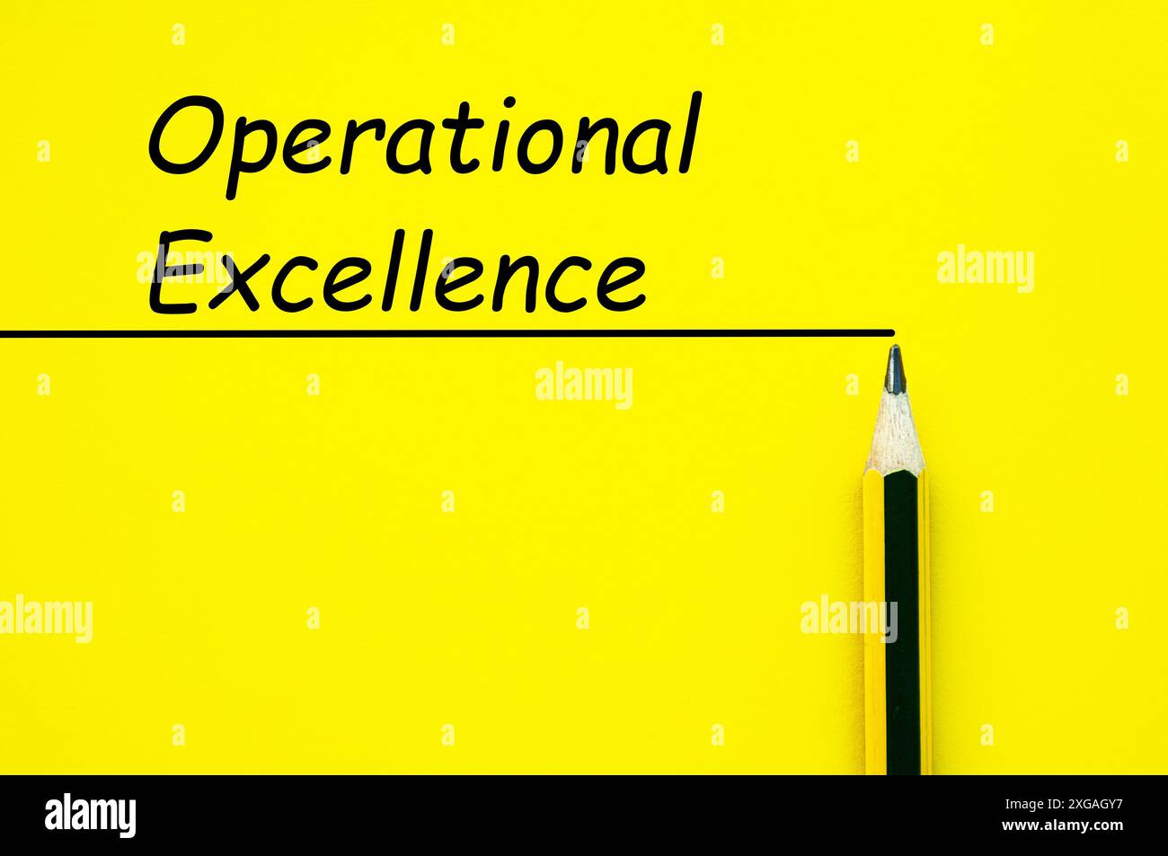 Testo Operational Excellence su sfondo giallo della copertina con linea retta e sfondo a matita. Foto Stock
