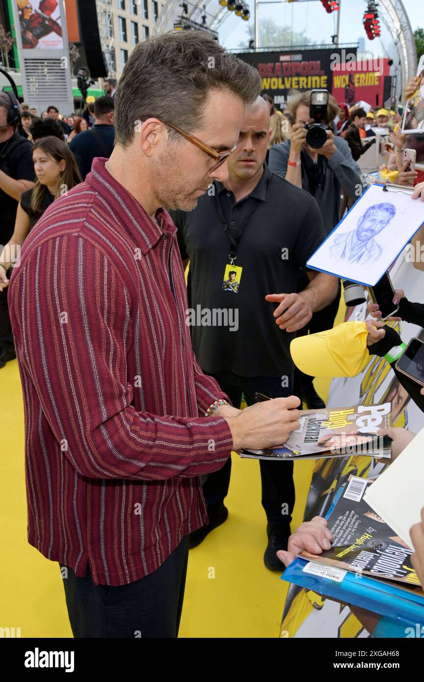 Ryan Reynolds beim fan-Screening des Kinofilms Deadpool & Wolverine im UCI Luxe am Uber Platz. Berlino, 07.07.2024 *** Ryan Reynolds alla proiezione del film Deadpool Wolverine presso UCI Luxe presso Uber Platz Berlino, 07 07 2024 foto:XF.xKernx/xFuturexImagex deadpool 4845 Foto Stock