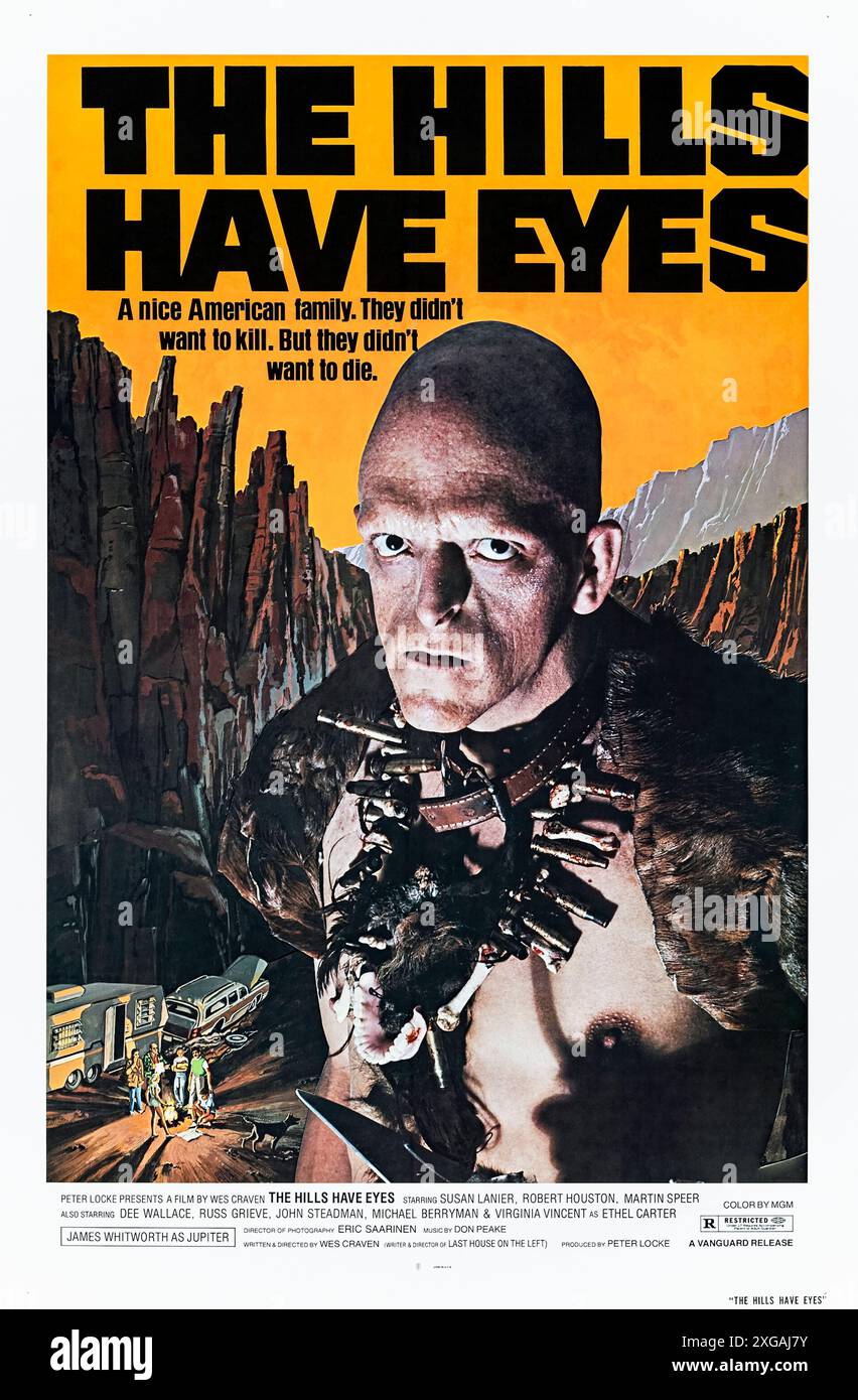 The Hills Have Eyes (1977) diretto da Wes Craven e interpretato da Michael Berryman, Susan Lanier, Robert Houston e John Steadman. Sulla strada per la California, una famiglia ha la sfortuna di far crollare la propria auto in un'area chiusa al pubblico e abitata da selvaggi violenti pronti ad attaccare. Fotografia di un poster originale completamente restaurato 1977 US a un foglio ***SOLO PER USO EDITORIALE***. Credito: BFA / Vanguard Releasing Group Foto Stock