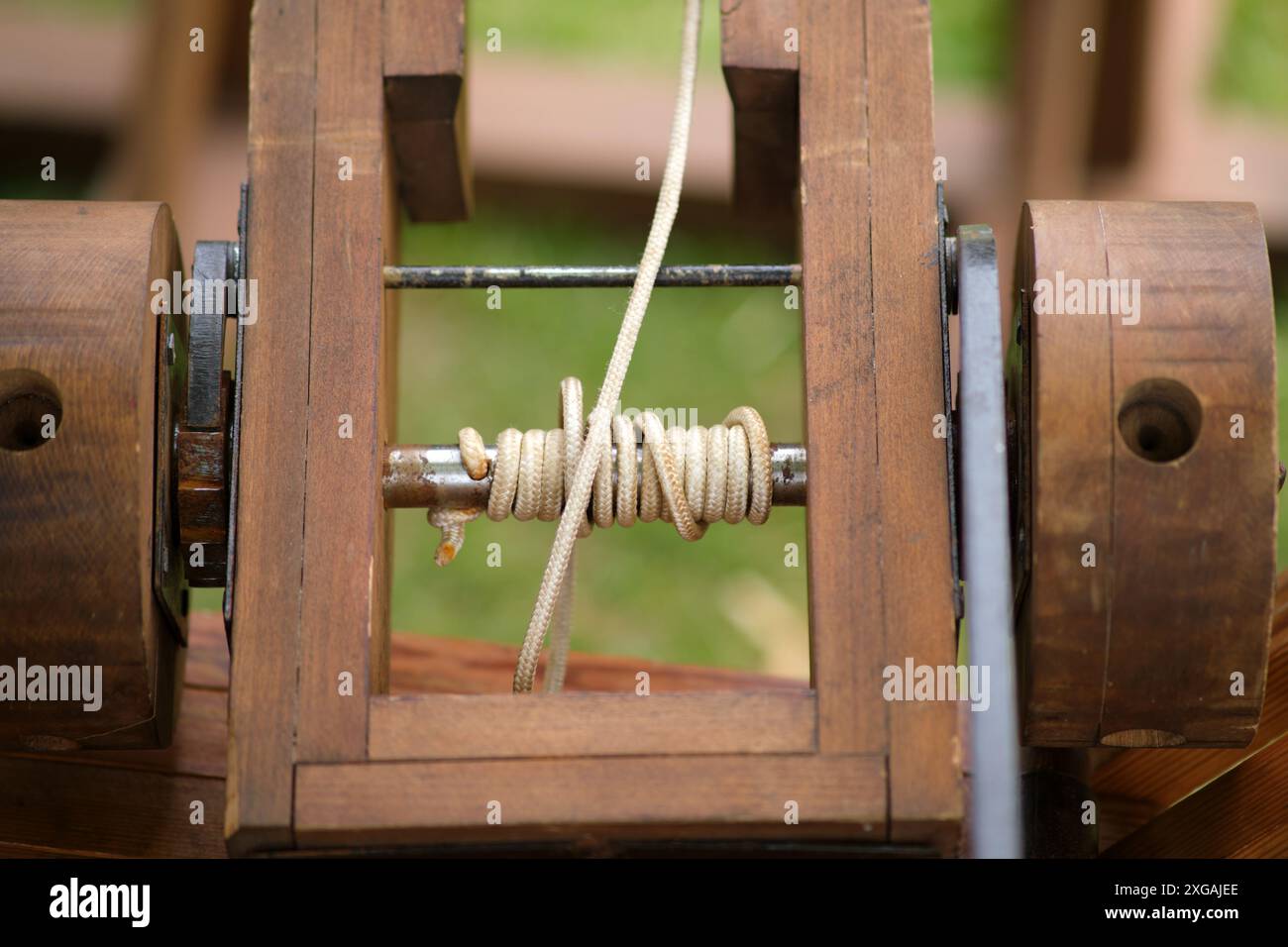 Antica ballista romana con una freccia lanciante carica, primo piano Foto Stock