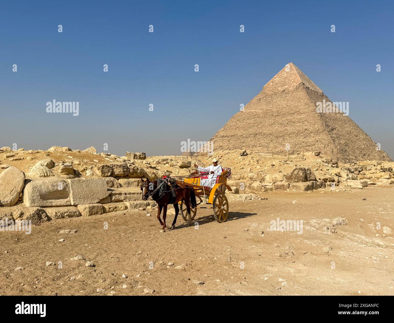 piramidi di giza con un carro in primo piano Foto Stock