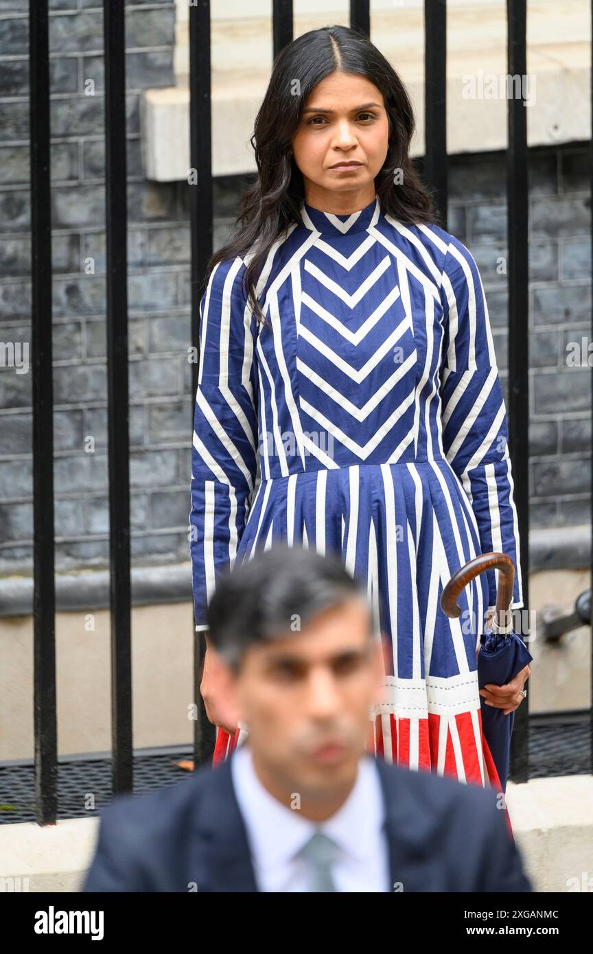 Akshata Murty - moglie di Rishi Sunak - sta dietro suo marito a Downing Street mentre fa il suo ultimo discorso come primo ministro, il giorno dopo il lavoro Foto Stock