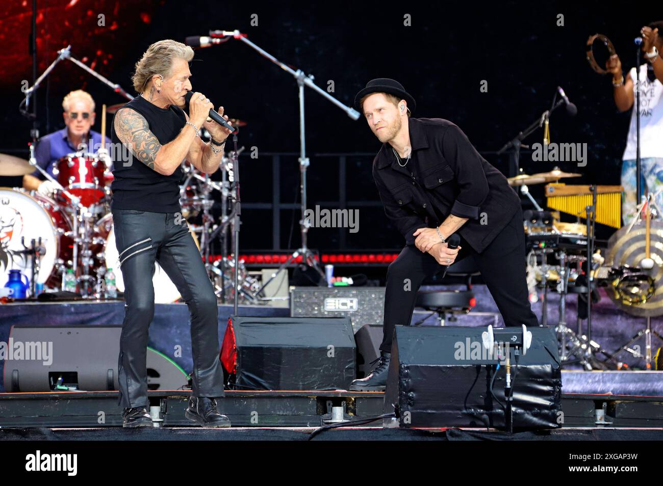 Peter Maffay und Johannes Oerding live bei einem Konzert der We Love Rock n Roll - Farewell Tour auf der Trabrennbahn Bahrenfeld. Amburgo, 07.07.2024 *** Peter Maffay e Johannes Oerding dal vivo ad un concerto del We Love Rock n Roll Farewell Tour al Trabrennbahn Bahrenfeld Hamburg, 07 07 2024 foto:xgbrcix/xFuturexImagex maffay 4711 Foto Stock