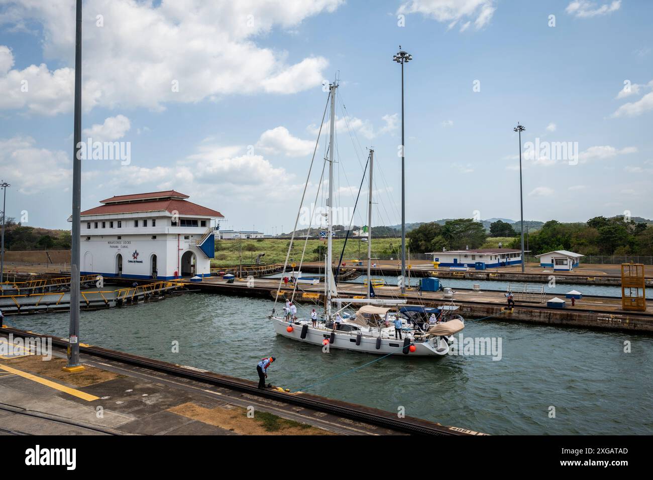 Barca a vela che passa attraverso il Canale di Panama a Miraflores Locks, Panama City, America centrale Foto Stock