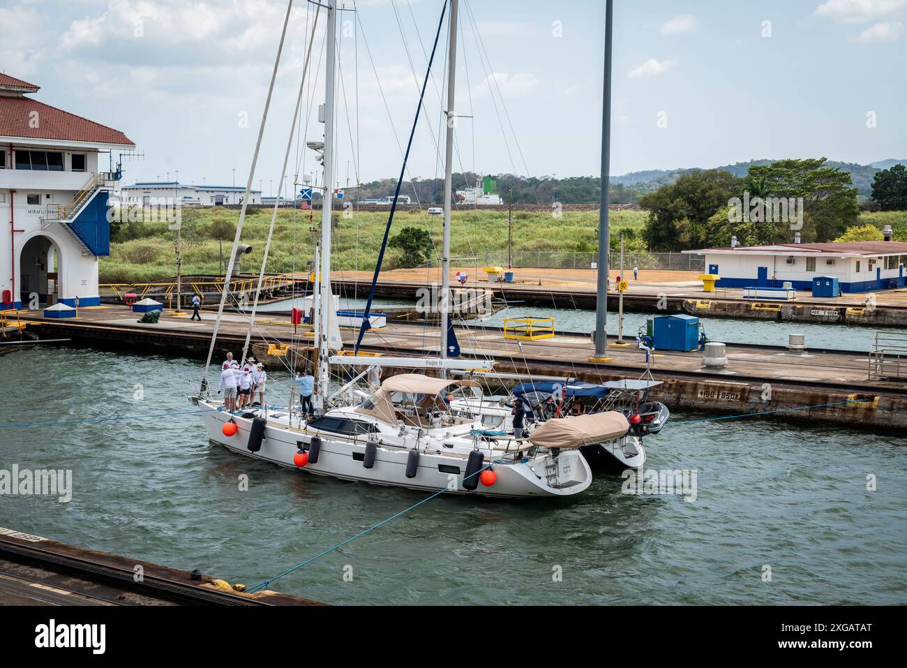 Barca a vela che passa attraverso il Canale di Panama a Miraflores Locks, Panama City, America centrale Foto Stock