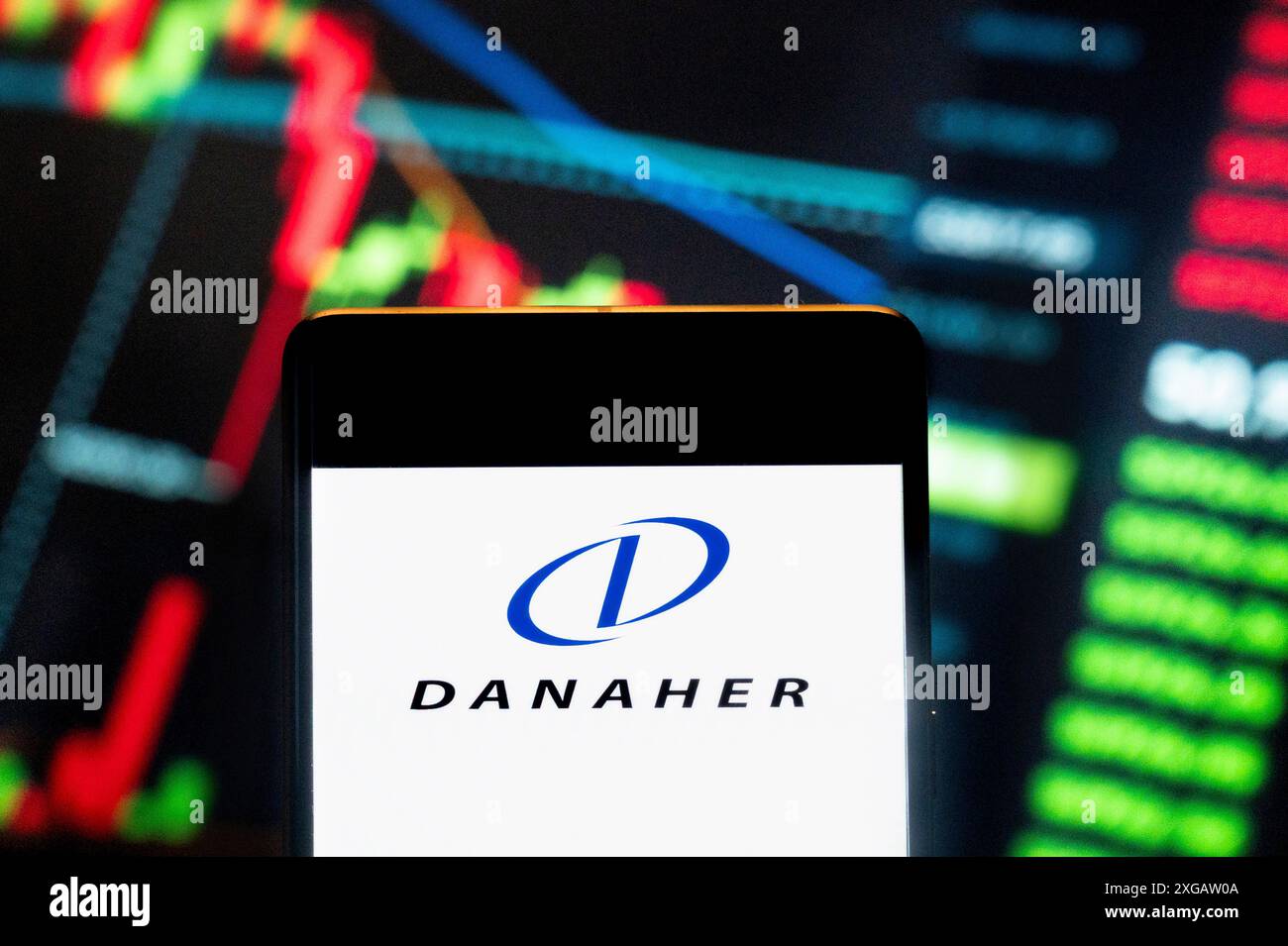 Cina. 21 giugno 2024. In questa illustrazione fotografica, il conglomerato americano che produce prodotti e servizi medicali, industriali e commerciali, Danaher (NYSE: DHR), logo visualizzato su uno smartphone con un grafico indice di borsa economica sullo sfondo. Credito: SOPA Images Limited/Alamy Live News Foto Stock