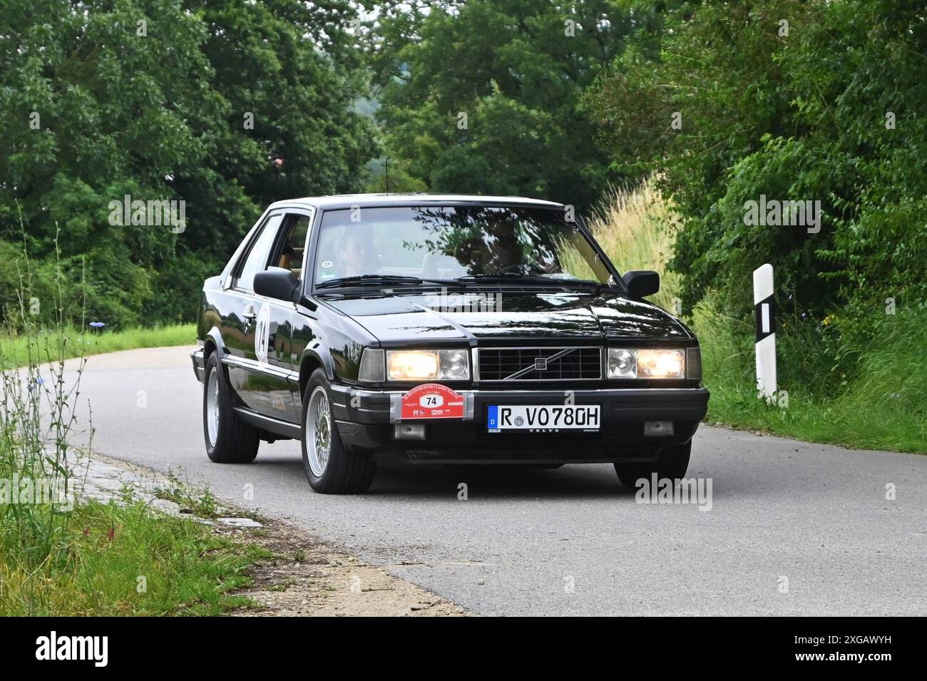 20) Regensburger Classic Rallye, Oldtimer-Rennen bzw Ausfahrt mit Start und Ziel a Ratisbona, via Laaber, Beratzhausen, Lupburg, Steinmühle bei Parsberg, Hexenagger, Kapflberg, Sinzing, Stadtamhof. Foto: Startnummer 74, Volvo 780, Baujahr 1989 mit 190 PS *** 20 Regensburger Classic Rallye, corsa/escursione con partenza e arrivo a Ratisbona, via Laaber, Beratzhausen, Lupburg, Steinmühle vicino a Parsberg, Hexenagger, Kapflberg, Sinzing, Stadtamhof foto numero di partenza 74, Volvo 780, costruito nel 1989 con 190 cv Foto Stock