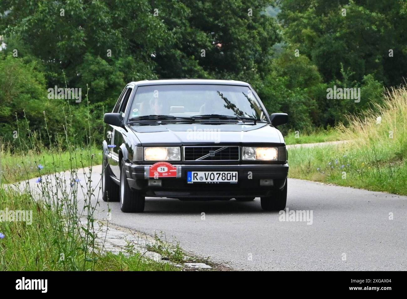 20) Regensburger Classic Rallye, Oldtimer-Rennen bzw Ausfahrt mit Start und Ziel a Ratisbona, via Laaber, Beratzhausen, Lupburg, Steinmühle bei Parsberg, Hexenagger, Kapflberg, Sinzing, Stadtamhof. Foto: Startnummer 74, Volvo 780, Baujahr 1989 mit 190 PS *** 20 Regensburger Classic Rallye, corsa/escursione con partenza e arrivo a Ratisbona, via Laaber, Beratzhausen, Lupburg, Steinmühle vicino a Parsberg, Hexenagger, Kapflberg, Sinzing, Stadtamhof foto numero di partenza 74, Volvo 780, costruito nel 1989 con 190 cv Foto Stock