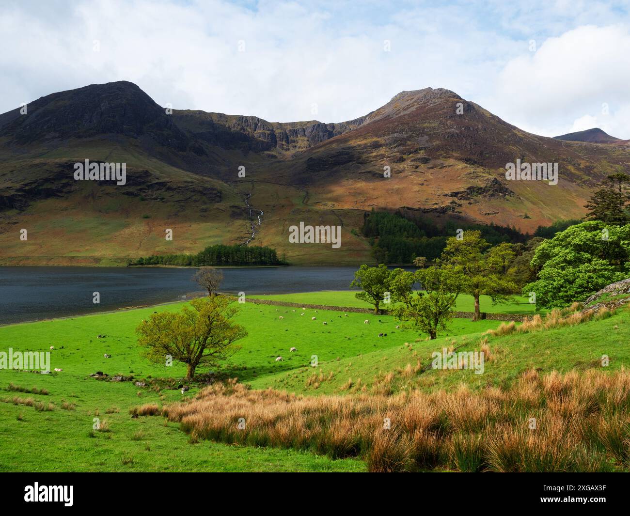 Lago Buttermere con High Style Beyond, Lake District National Park, Cumbria, Inghilterra, Regno Unito, maggio 2021 Foto Stock
