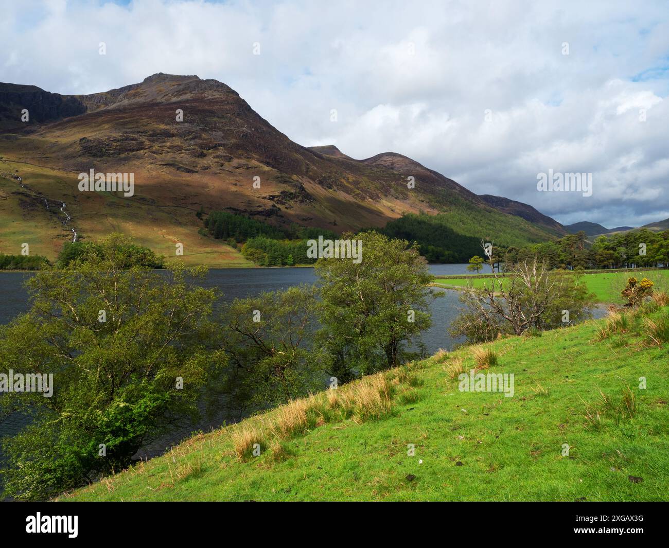 Lago Buttermere con High Style Beyond, Lake District National Park, Cumbria, Inghilterra, Regno Unito, maggio 2021 Foto Stock