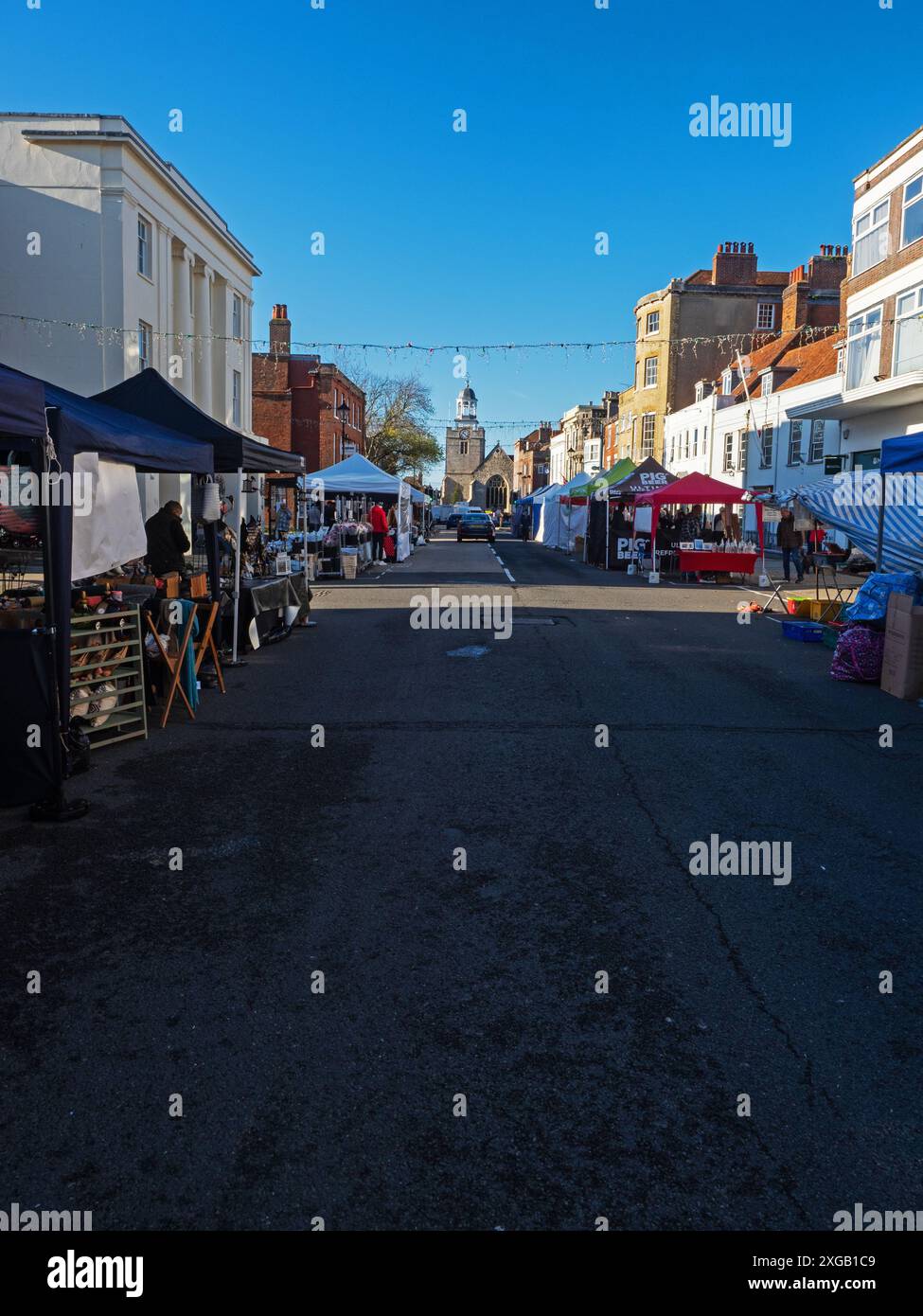 Bancarelle nel mercato di strada, High Street nella città georgiana di Lymington, New Forest National Park, Hampshire, Inghilterra, Foto Stock