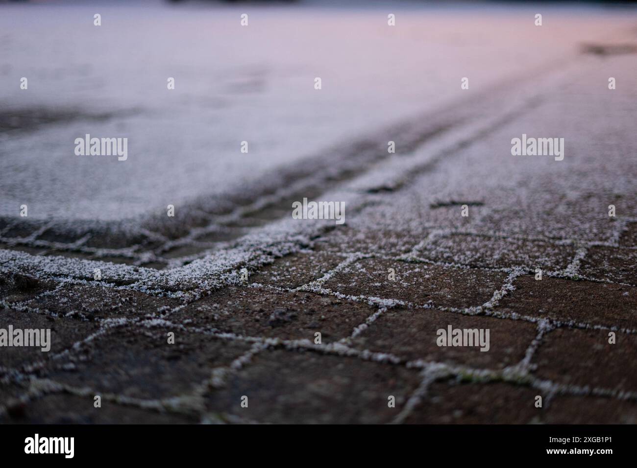La neve spolverata su ciottoli nell'Irlanda del Nord, primo piano Foto Stock