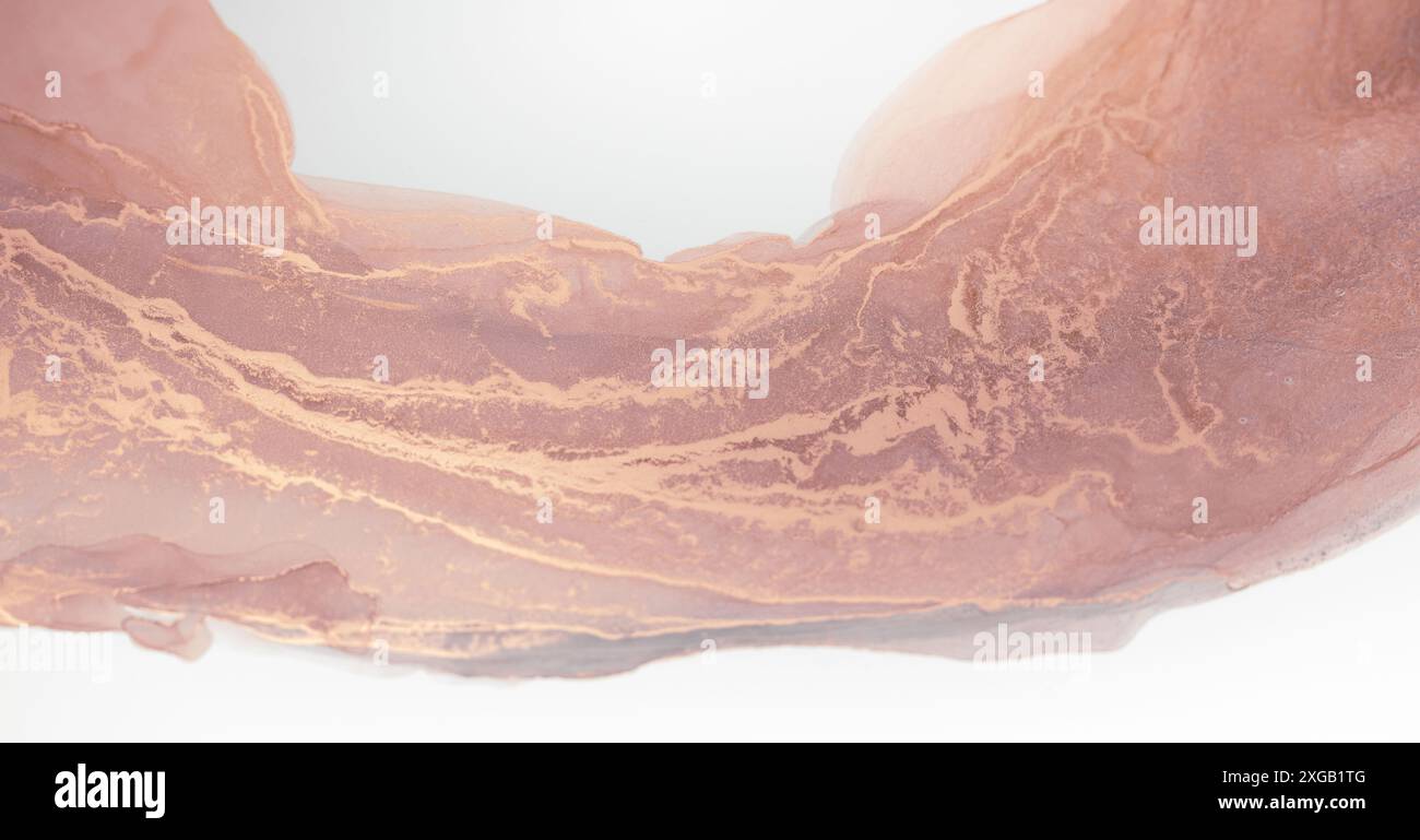 Un primo piano di un'opera d'arte astratta e fluida con vortici in oro rosa su sfondo bianco Foto Stock