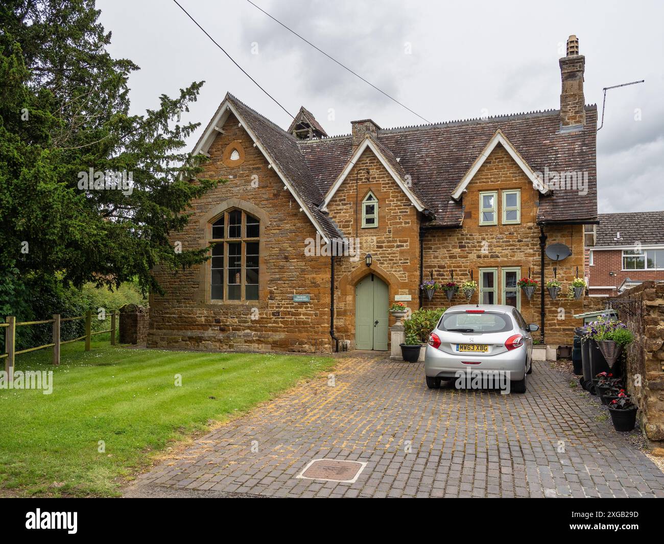 The Village Hall, con un'iscrizione datata del 1862, Thrnby, Northamptonshire, Regno Unito Foto Stock