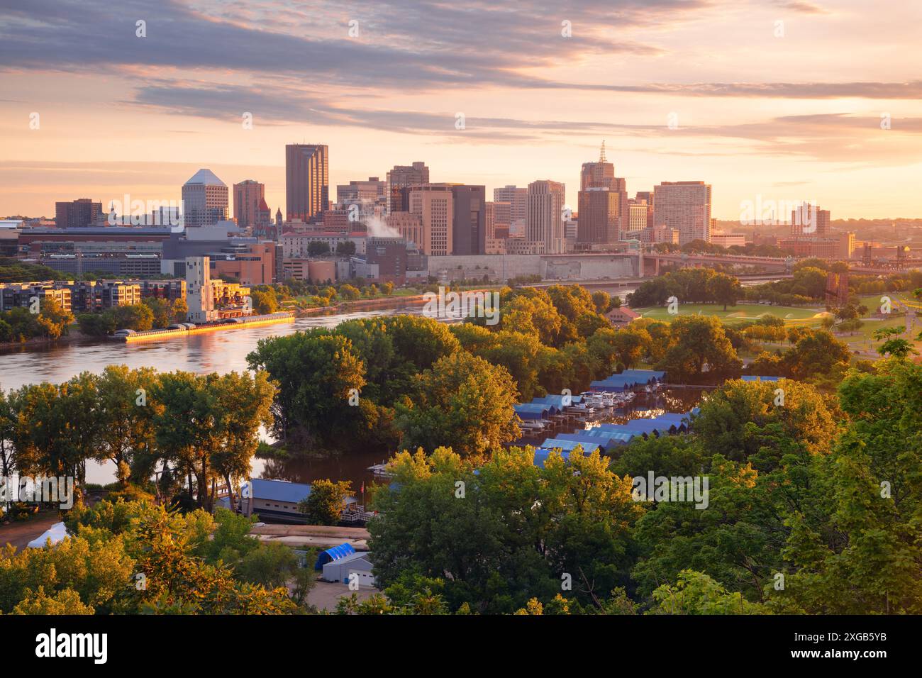 Saint Paul, Minnesota, Stati Uniti. Immagine aerea del centro di St. Paul, Minnesota, USA, con riflesso dello skyline del fiume Mississippi in Beautif Foto Stock