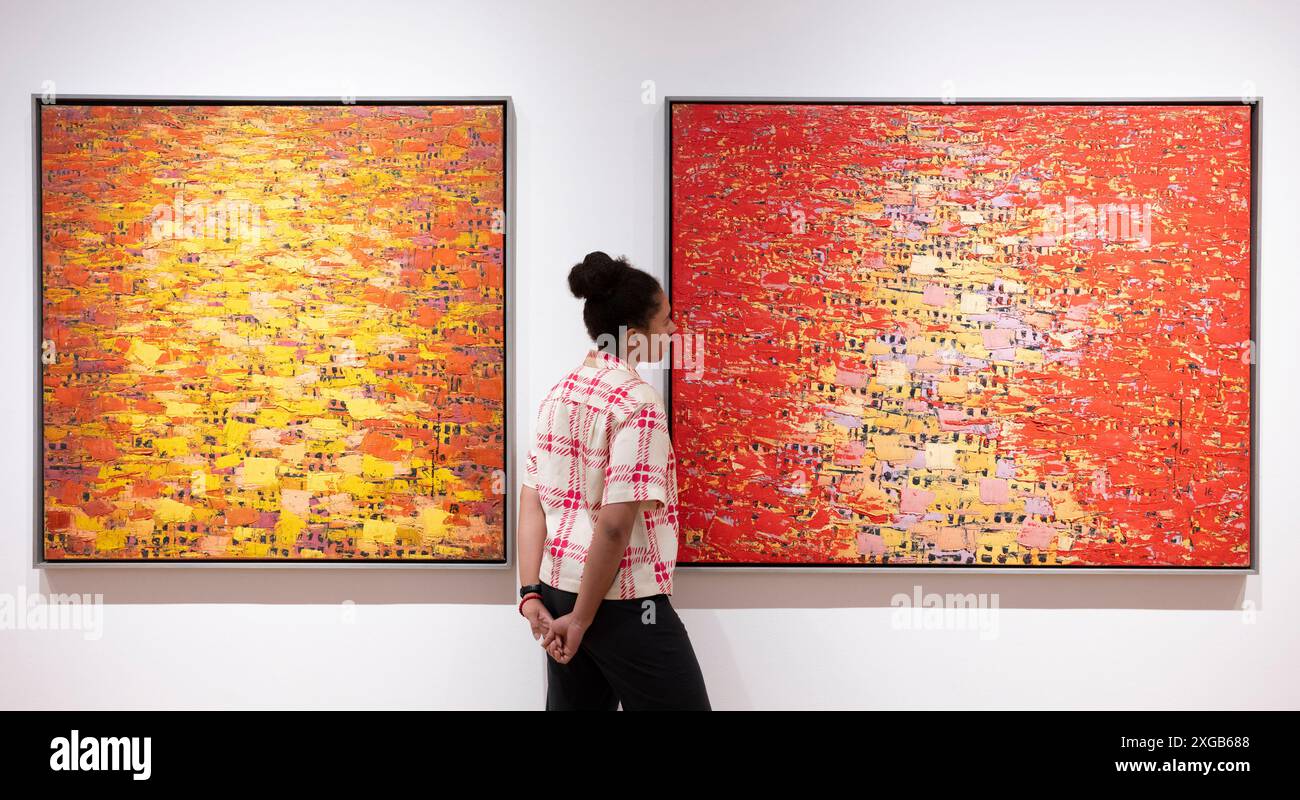 October Gallery, Londra, Regno Unito. 8 luglio 2024. Ablade Glover: Mondi interni, viaggi esterni. In occasione del 90° compleanno dell'artista, October Gallery presenta una mostra personale di nuovi dipinti dell'artista ghanese, il professor Ablade Glover. La mostra si svolge dal 4 luglio al 3 agosto 2024. Immagine: Ablade Glover, (sinistra): Townscape, 2018; (destra): Red Townscape III, 2016. Crediti: Malcolm Park/Alamy Live News Foto Stock