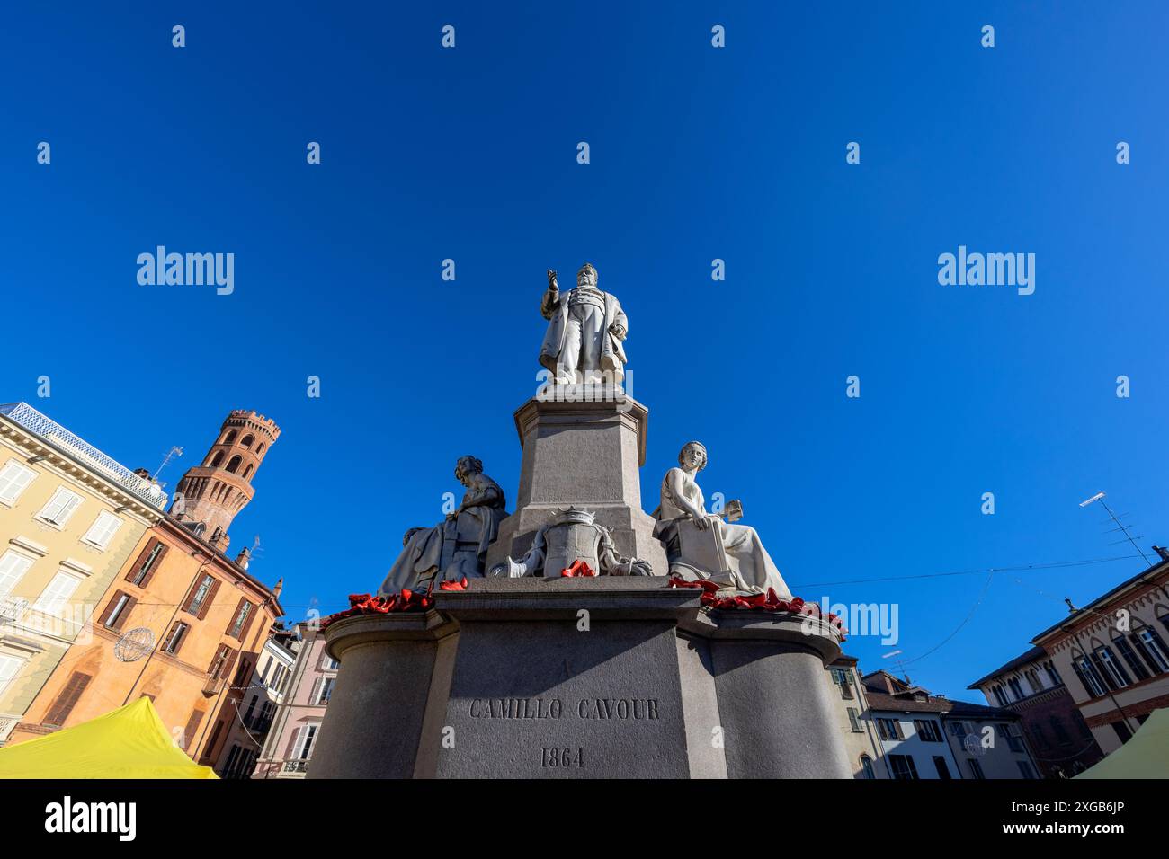 VERCELLI, ITALIA 25 NOVEMBRE 2023 - la statua di Camillo Cavour in Piazza Cavour nel centro di Vercelli, Italia Foto Stock