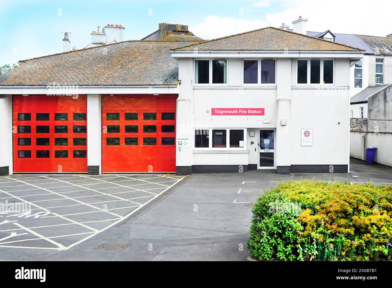 Apparecchiature di Teignmouth "on-call" dietro grandi porte rosse accanto all'ufficio amministrativo di Devon e Somerset Fire and Rescue Authority Inghilterra Regno Unito Foto Stock