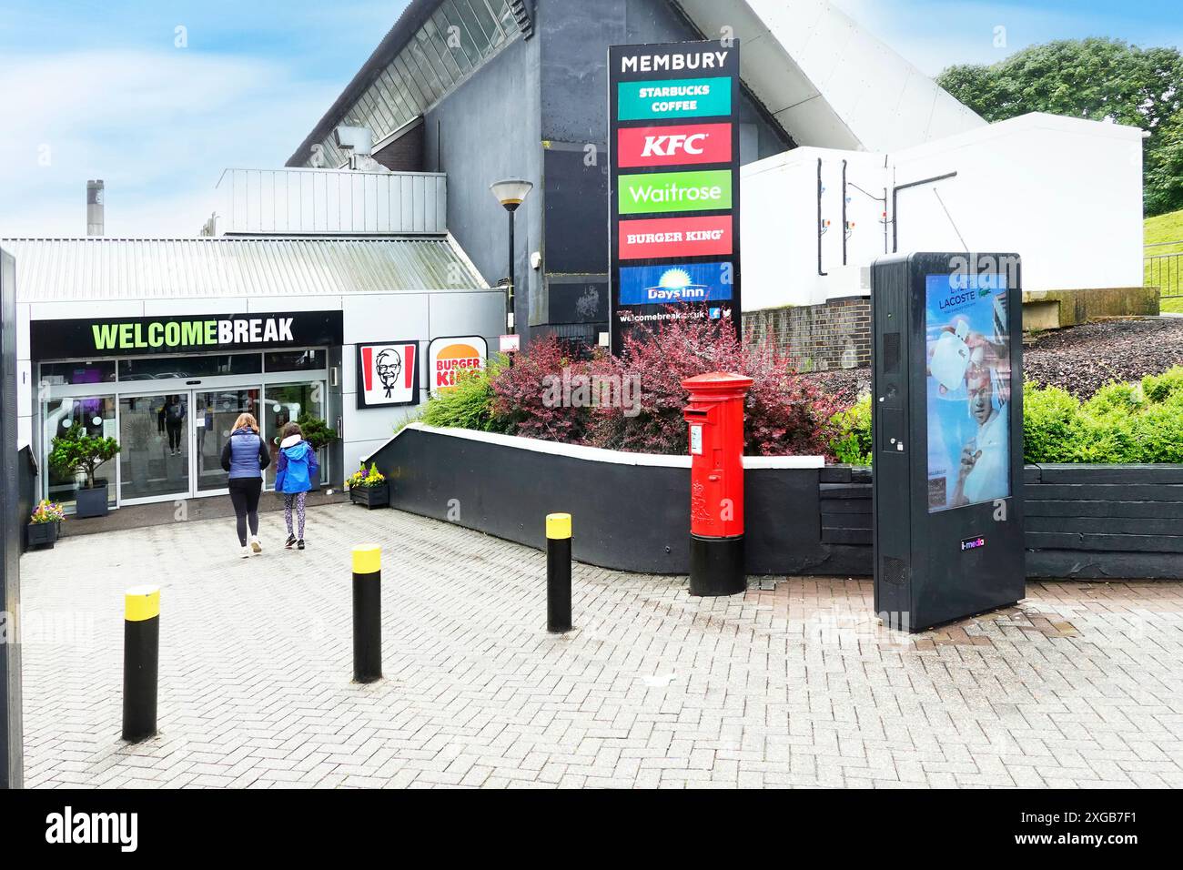 I viaggiatori guardano l'ingresso al Welcome Break Services a Membury sulla strada dell'autostrada M4 situato sul vecchio sito RAF Membury Lambourn Berkshire Inghilterra Regno Unito Foto Stock