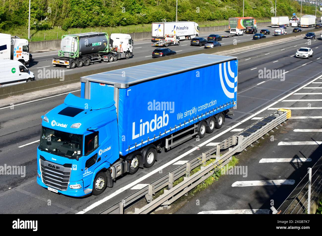 Autostrada M25 camion occupati in senso antiorario traffico stradale più chiaro per camion DAF hgv blu Lindab, azienda di materiali da costruzione Essex Inghilterra Regno Unito Foto Stock