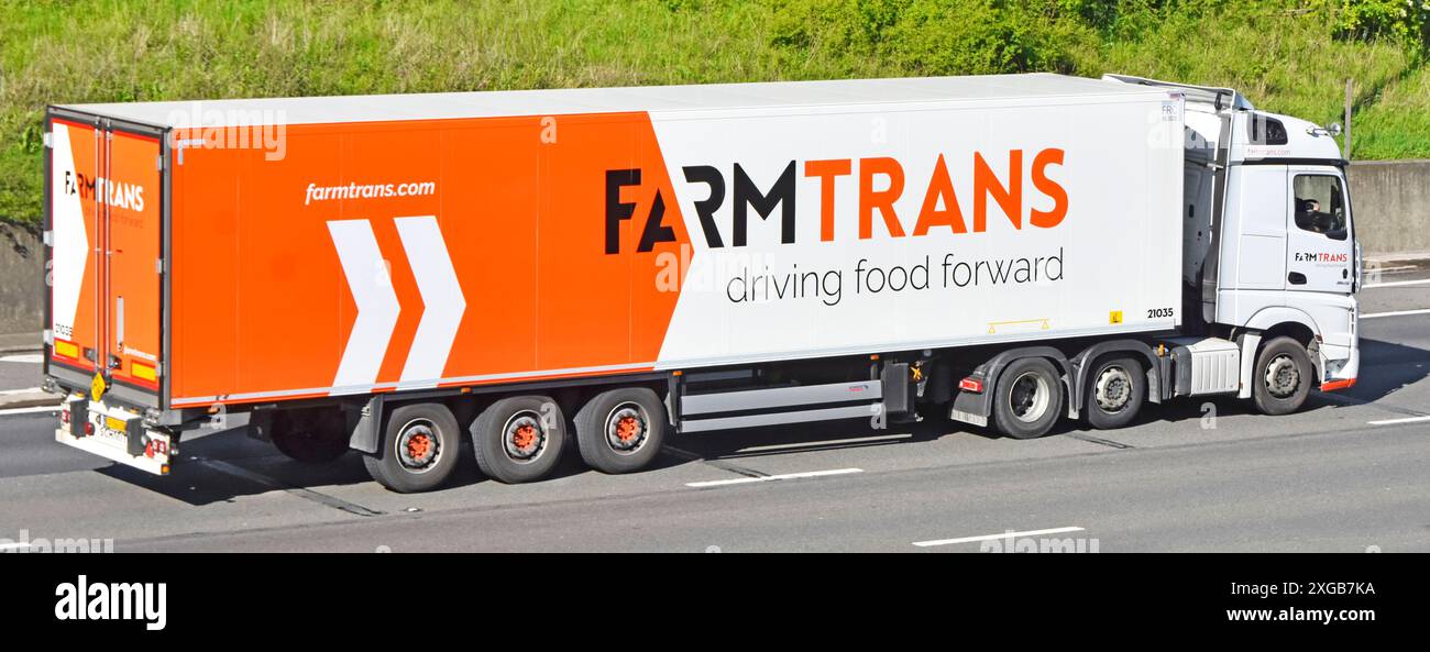 FarmTrans guida il settore alimentare in avanti annuncio di vista laterale un semirimorchio di autocarri hgv specializzato in trasporti su autostrada M25 Essex Inghilterra Regno Unito Foto Stock