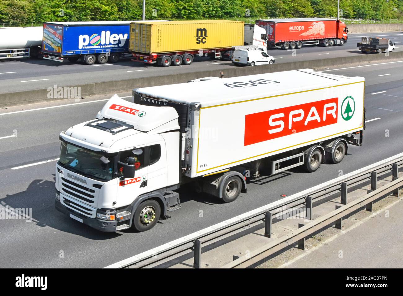 Spar Scania hgv camion e semirimorchio un'azienda in franchising olandese fornisce servizi di assistenza a negozi indipendenti di generi alimentari, autostrada Inghilterra Regno Unito Foto Stock Spar Scania hgv camion e semirimorchio un'azienda in franchising olandese fornisce servizi di assistenza a negozi indipendenti di generi alimentari, autostrada Inghilterra Regno Unito Foto Stock