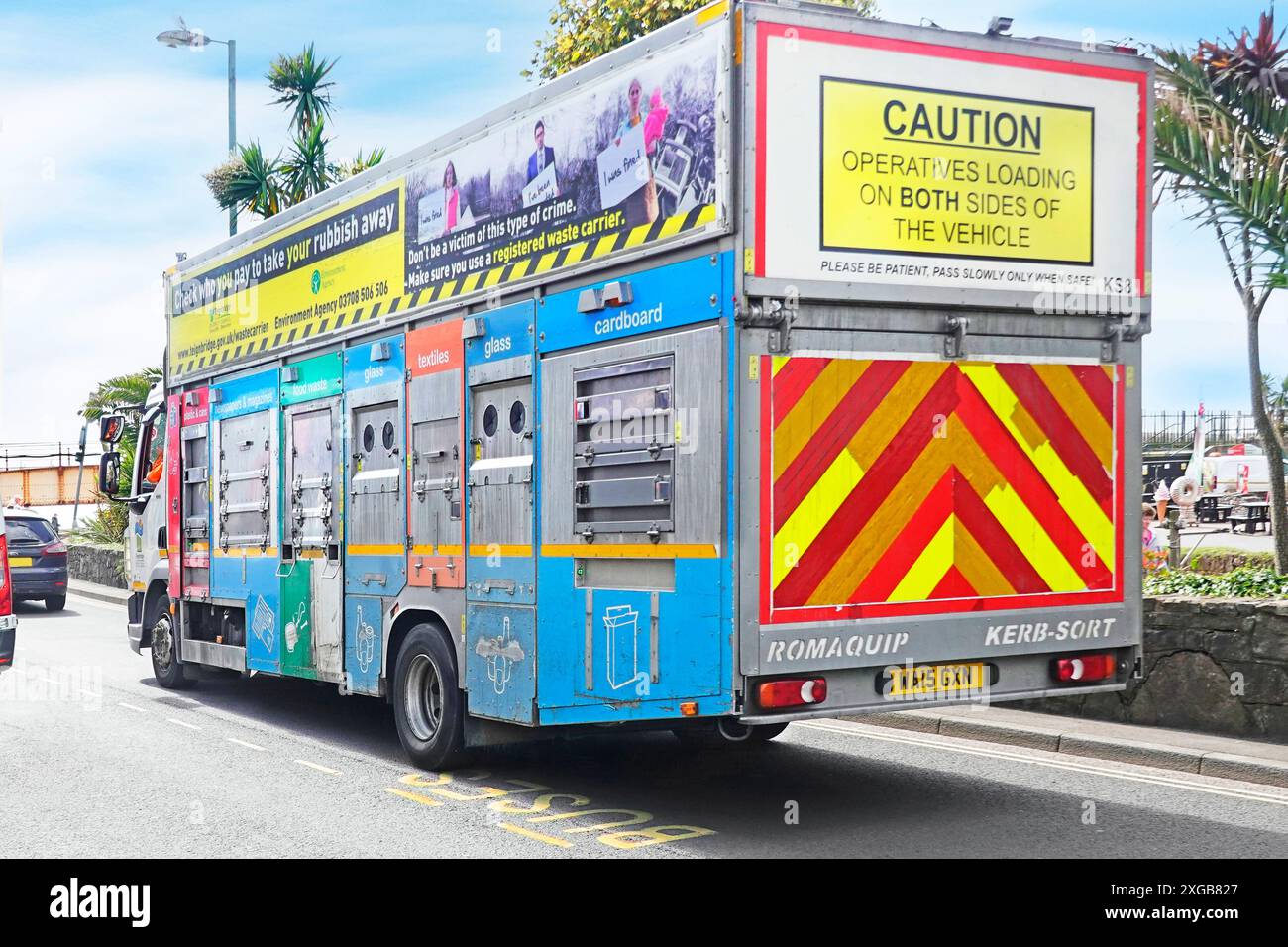 Scomparti per la raccolta dei rifiuti di riciclaggio Romaquip Kerb Smistamento su entrambi i lati del camion smistamento dedicato dei rifiuti domestici Dawlish Devon UK Foto Stock