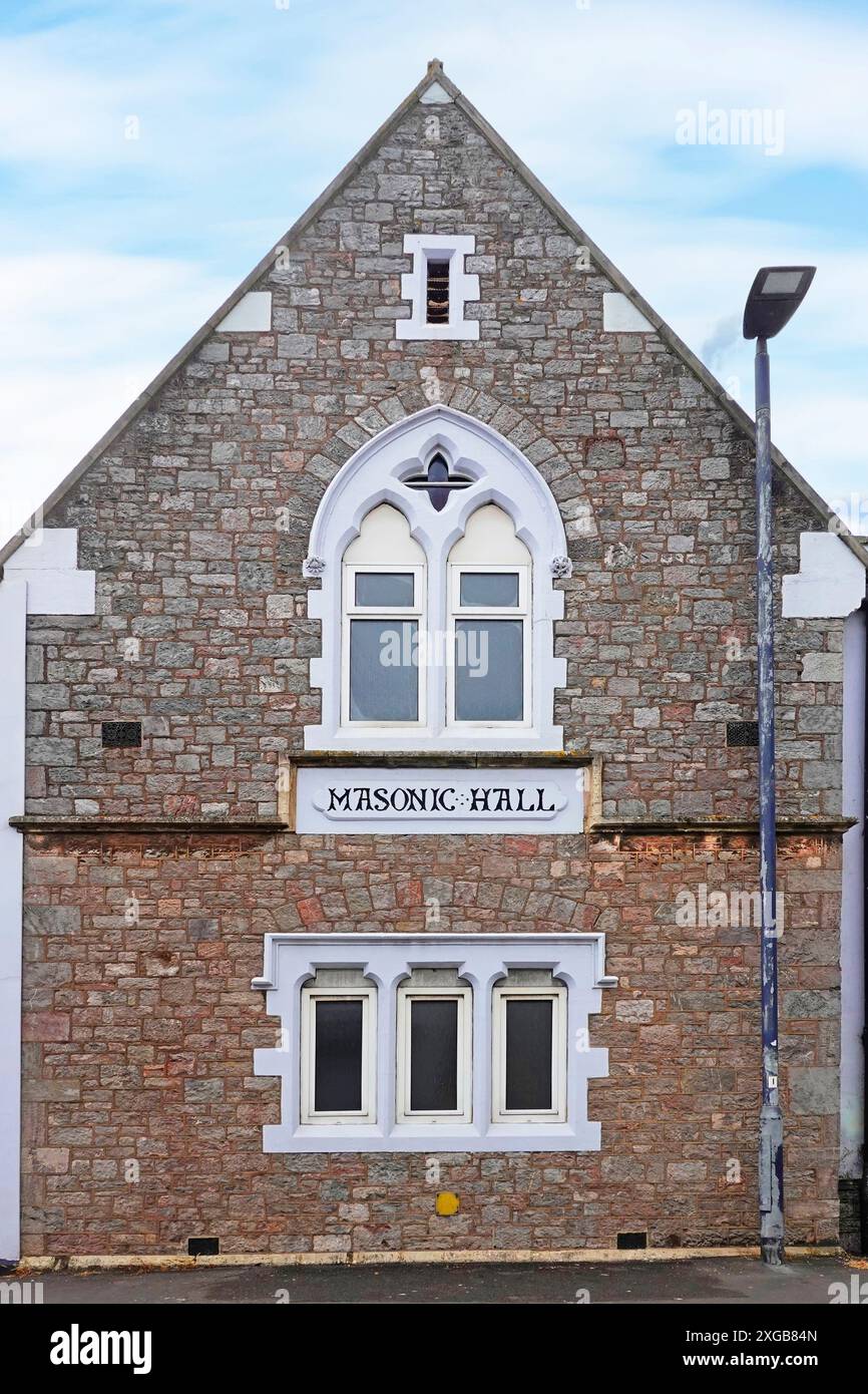 Insegna della Masonic Hall adagiata in una facciata a blocchi di pietra costruita nel 1867, luogo di incontro storico per la Massonic Lodge 303 in Hollands Road Teignmouth Devon Inghilterra Regno Unito Foto Stock