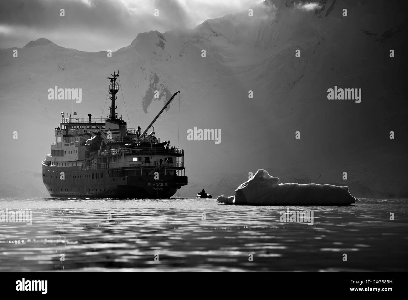 Spedizione Antarctican 2013. Nome nave: Plancius. Attraccati nella "Iceberg Alley", i passeggeri viaggiano in zodiaco con brevi tour intorno a queste acque per avere l'opportunità di vedere molte specie Foto Stock