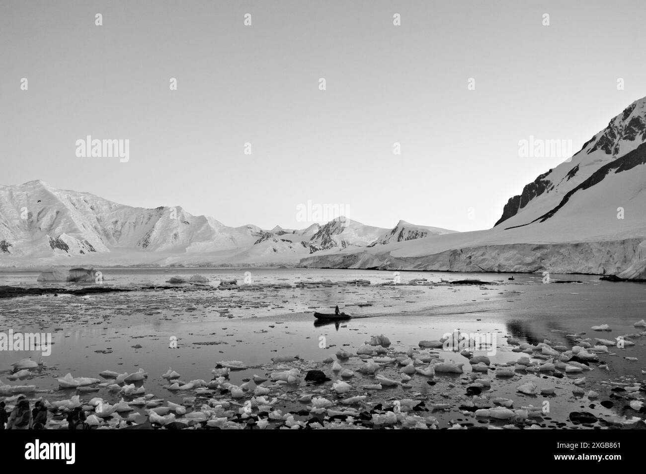 Uno zodiaco inviato dalla nave principale viene a prendere passeggeri che hanno bivaccato (dormito) sul continente Antartide all'alba. Foto Stock
