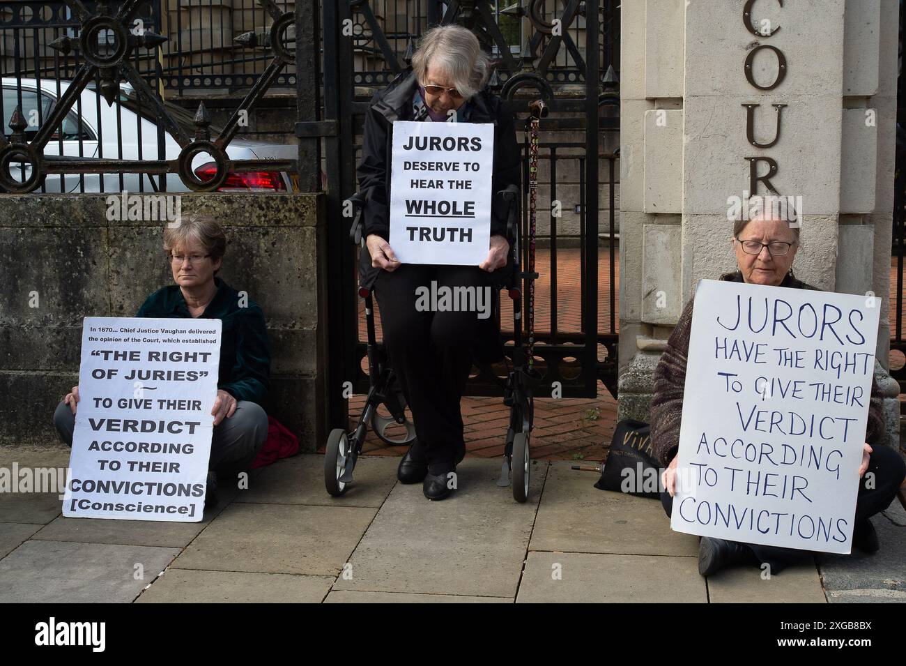 Reading, Regno Unito. 8 luglio 2024. Questa mattina un gruppo di sette cittadini preoccupati ha tenuto una veglia silenziosa fuori Reading Crown Court nel Berkshire. Martedì 2 luglio, su ordine del giudice Christopher Hehir, 11 persone sono state arrestate fuori dalla Corte Corona di Southwark per aver tenuto dei cartelli che dicevano: «I giudici meritano di sentire tutta la verità» e «i giudici hanno il diritto assoluto di assolvere un imputato sulla loro coscienza». Hanno detto che l'azione del giudice sfida una recente sentenza dell'alta Corte che "l'accusa penale è un approccio sproporzionato a questa situazione in una società democratica". Alcune persone che sono state o Foto Stock