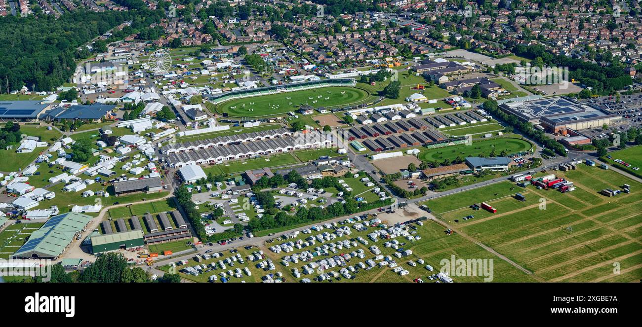 The Great Yorkshire Show from the air, il giorno prima dell'apertura, 8 luglio 2024, Harrogate, North Yorkshire, Inghilterra settentrionale, REGNO UNITO Foto Stock