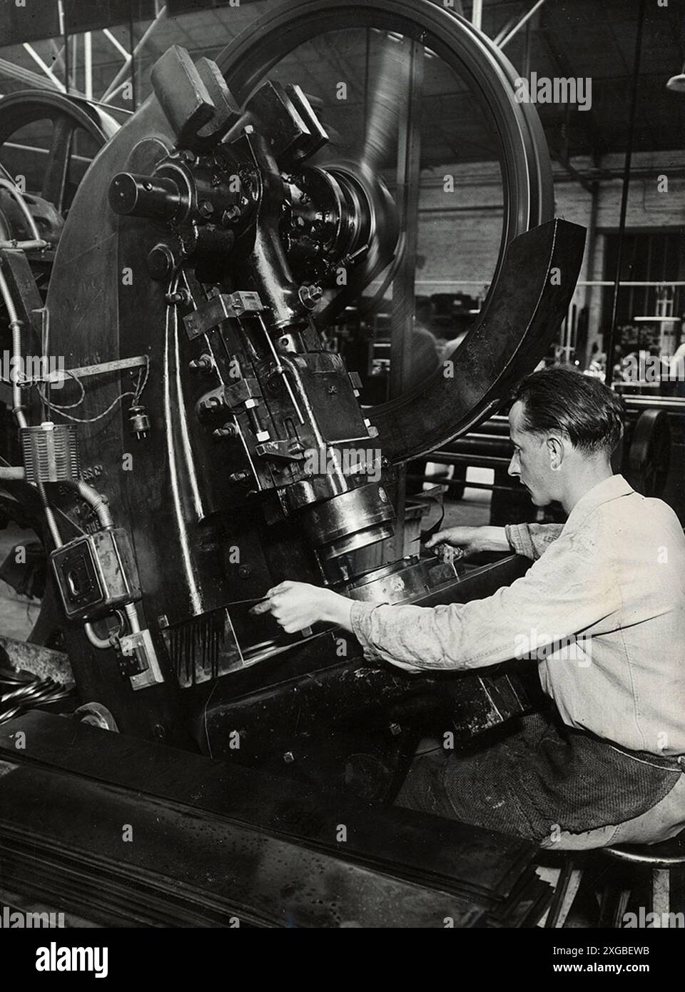 La stampa operaia francese che taglia varie parti di stufe a carta, la cui produzione è stata decisa dalla Segreteria delle forniture della Francia di Vichy. Agosto 1944 Fotografia di Propaganda distribuita durante l'amministrazione militare tedesca nella Francia occupata. L'immagine è stata soggetta a censura da parte della Francia di Vichy. Credito: Photo12 Foto Stock