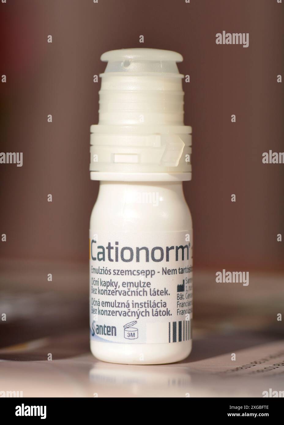 Gocce oculari Cationorm 10 ml emulsione oftalmica idratante e lubrificante di Santen Foto Stock