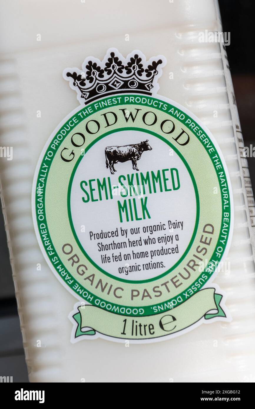 Latte parzialmente scremato biologico in bottiglia di plastica dalla Goodwood Estate Home Farm, negozio di fattoria nel West Sussex, Inghilterra, Regno Unito Foto Stock