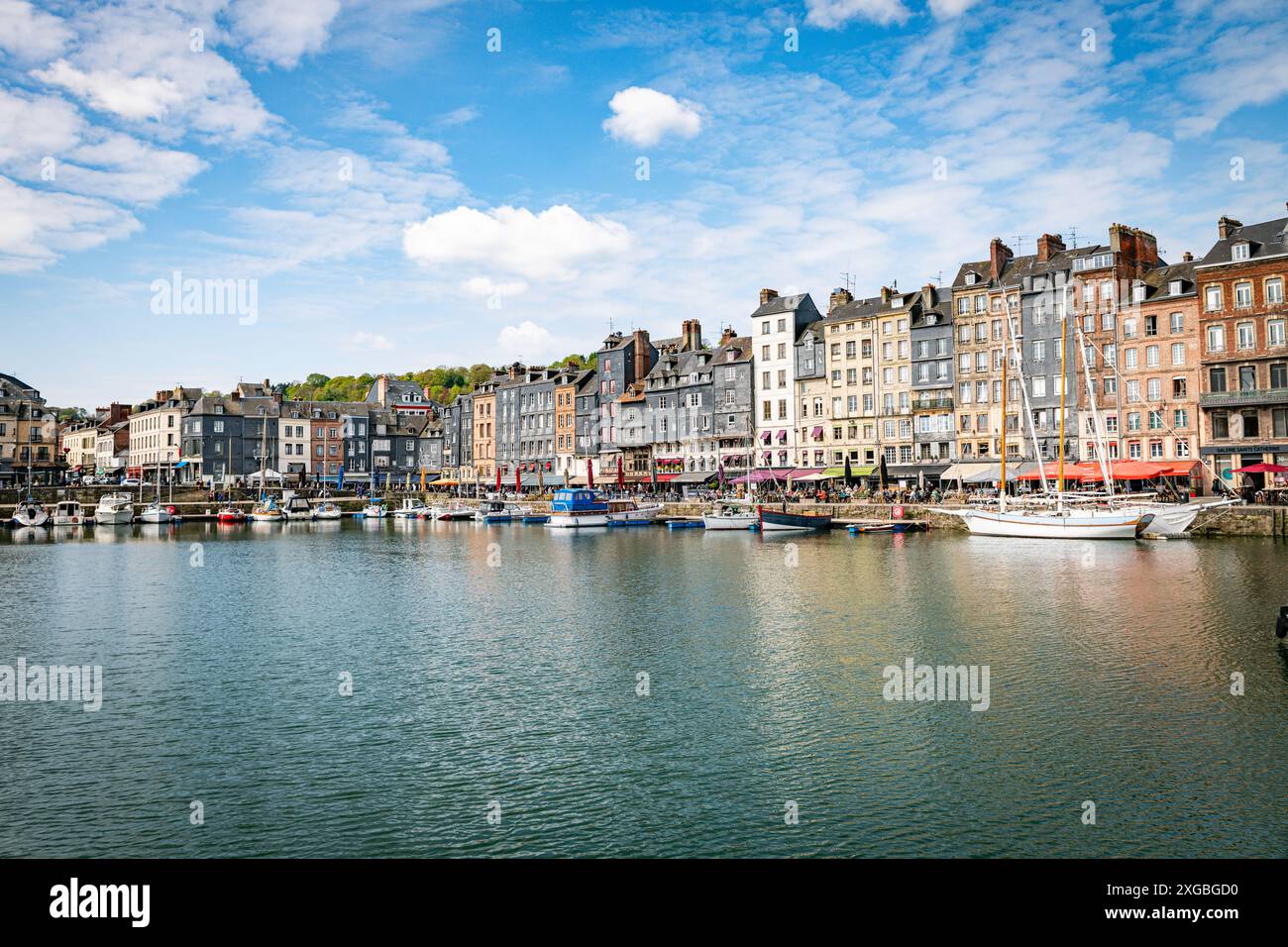 il porto di honfleur con gente sulla terrazza Foto Stock il porto di honfleur con gente sulla terrazza Foto Stock