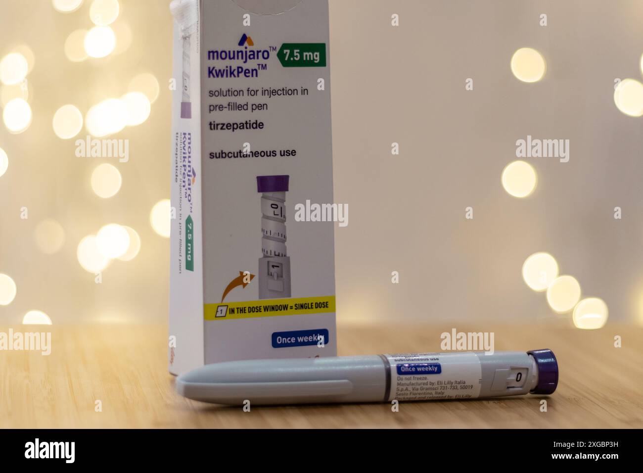 Perdita di peso penna iniezione - Mounjaro iniezione penna, farmaci per aiutare a controllare i livelli di zucchero nel sangue diabete di tipo 2, e perdita di peso. Foto Stock