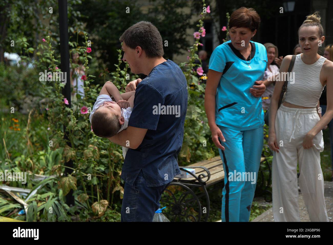 Kiev, Oblast' di Kiev, Ucraina. 8 luglio 2024. L'aiuto medico è fornito a un bambino. Attacchi missilistici russi alla città, danneggiati e parzialmente distrutti un ospedale pediatrico. (Credit Image: © Madeleine Kelly/ZUMA Press Wire) SOLO PER USO EDITORIALE! Non per USO commerciale! Foto Stock