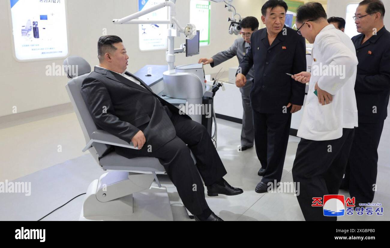 KIM JONG-un, leader nordcoreano, ha ispezionato le apparecchiature mediche in un impianto di produzione sconosciuto nel 2024. Foto: KCNA Foto Stock