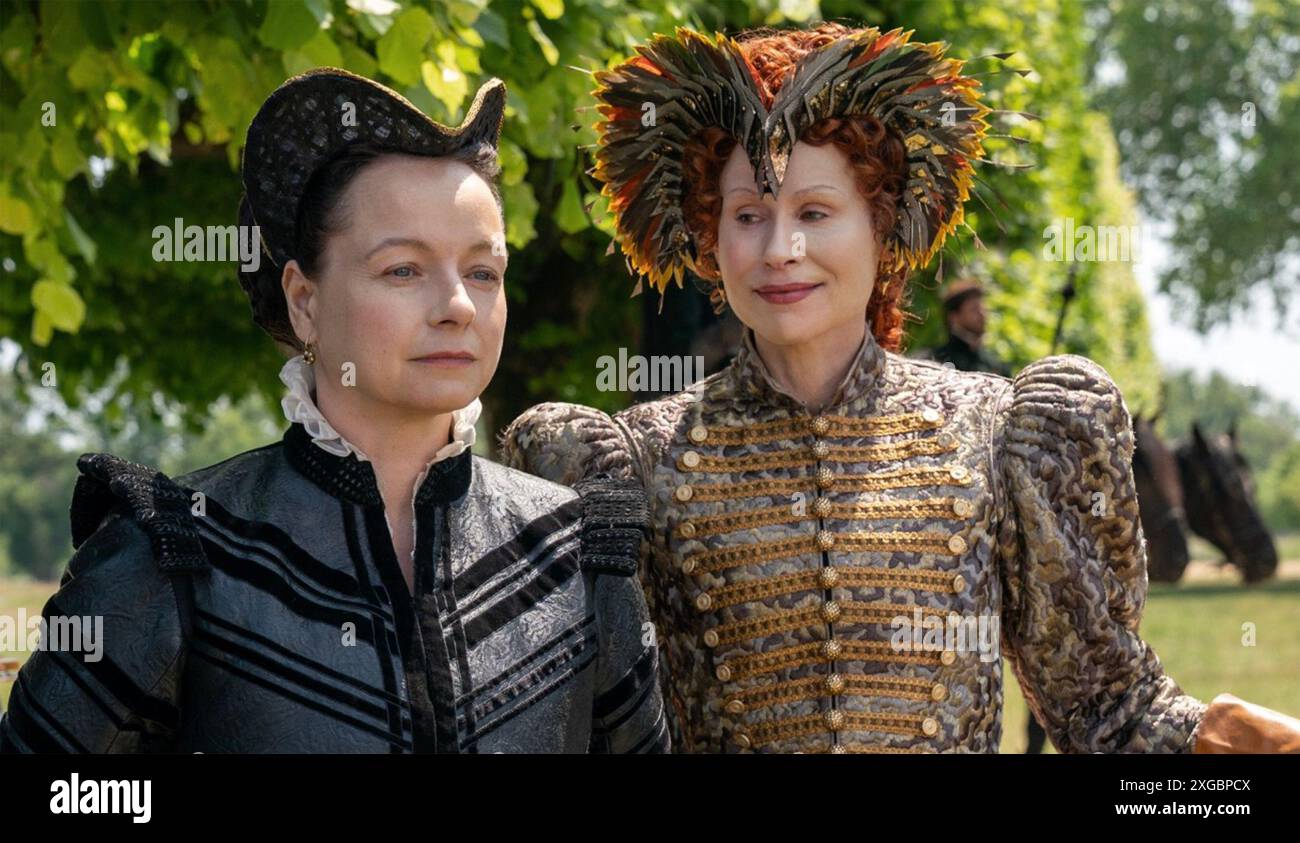 LA REGINA SERPENTE Starz serie TV con Samantha Morton a destra nel ruolo di Catherine de Medici e Minnie driver nel ruolo della regina Elisabetta nella seconda stagione. Foto Stock