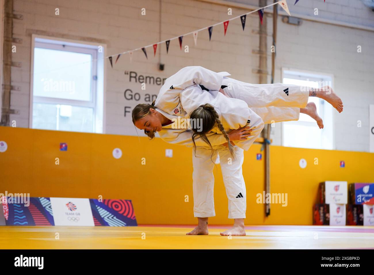 Lucy Renshall e Jemima Yeats Brown durante una sessione di formazione presso la British Judo Association presso il Walsall Campus dell'Università di Wolverhampton. Data foto: Lunedì 8 luglio 2024. Foto Stock