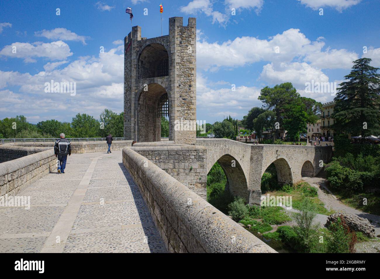 Girona, Spagna - 7 luglio 2024: Ponte medievale Pont Vell che attraversa il fiume Fluvia a Besalu, Catalogna Foto Stock