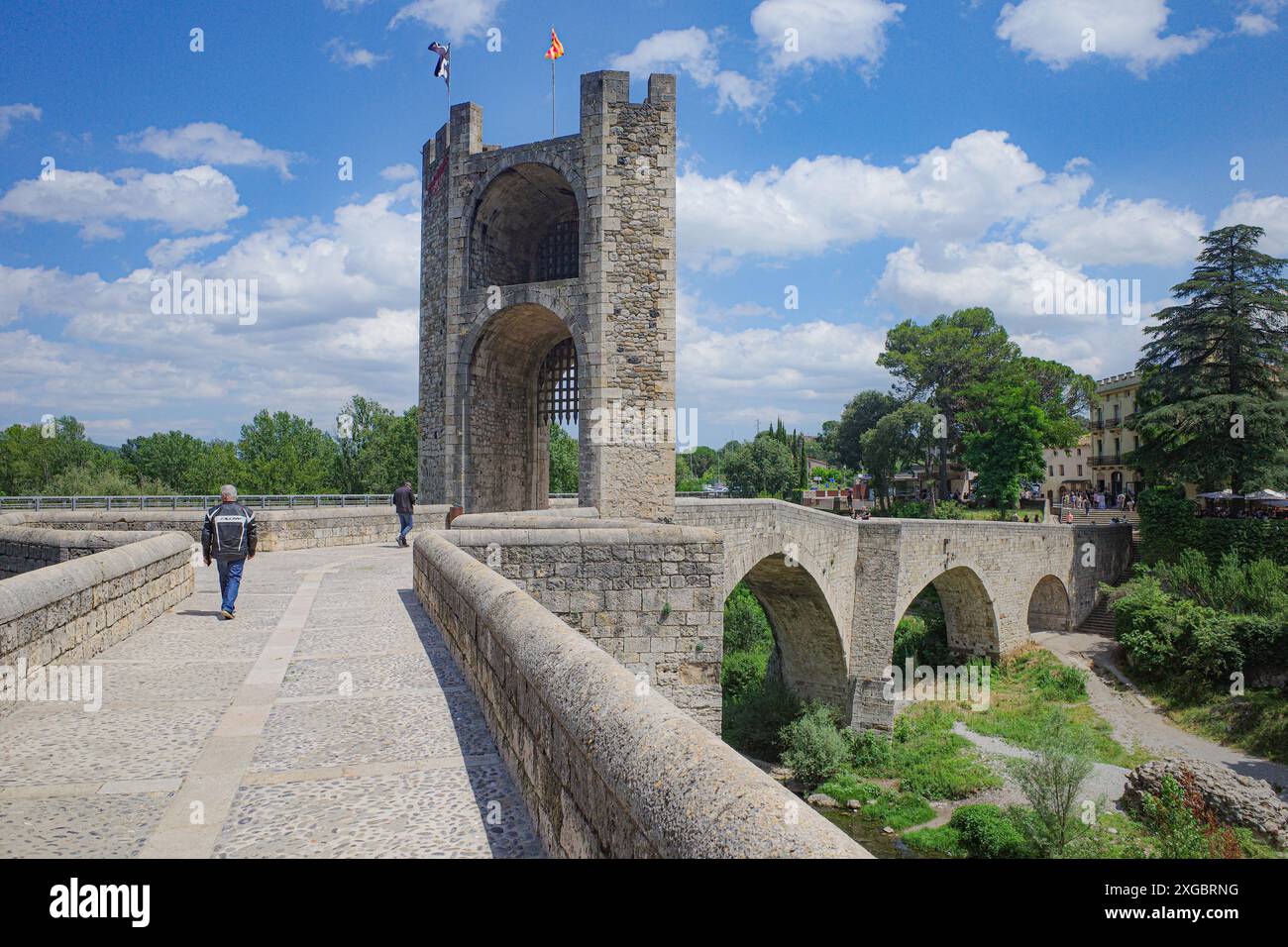 Girona, Spagna - 7 luglio 2024: Ponte medievale Pont Vell che attraversa il fiume Fluvia a Besalu, Catalogna Foto Stock